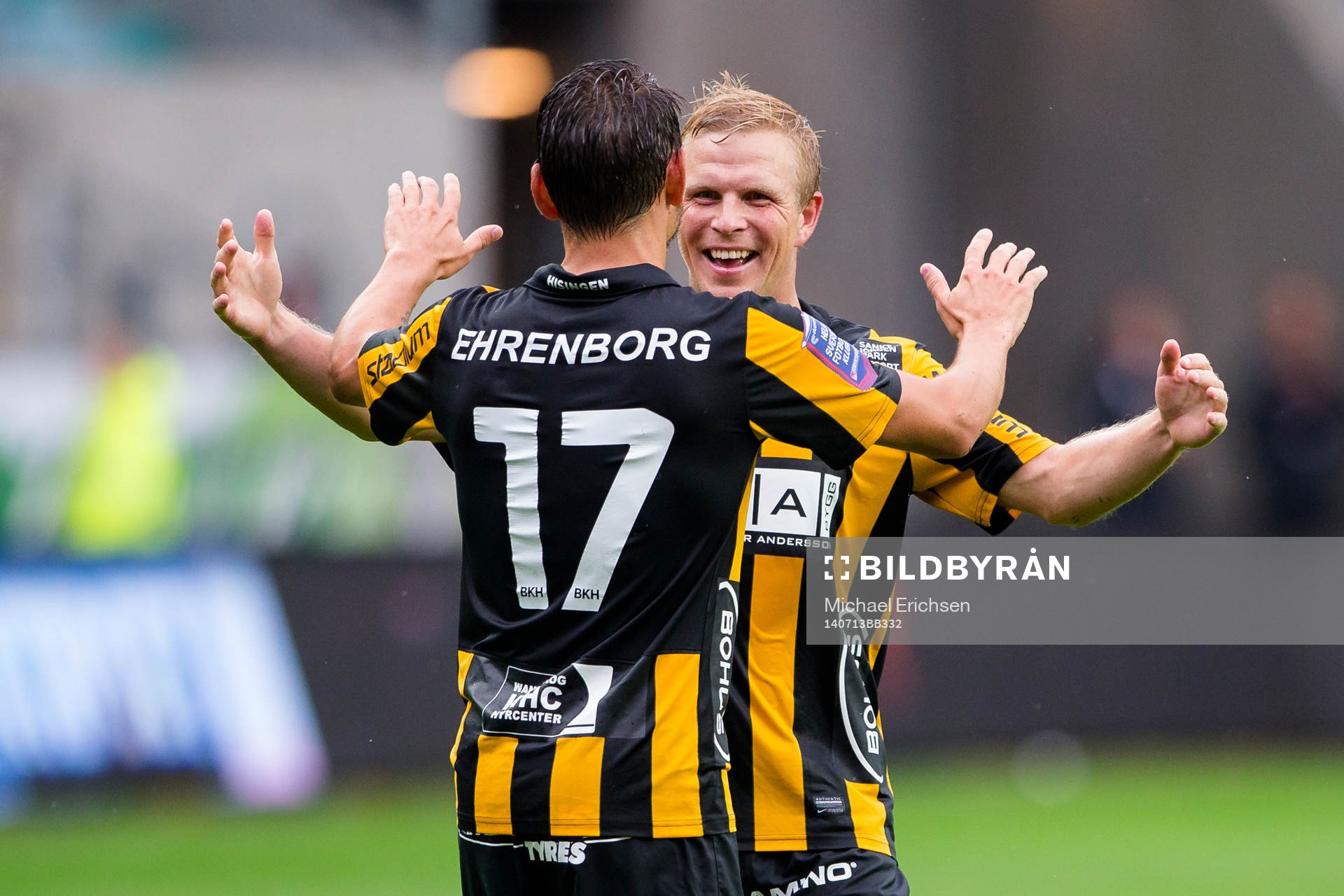 Häckens Björn Anklev kramas om av David Frölund