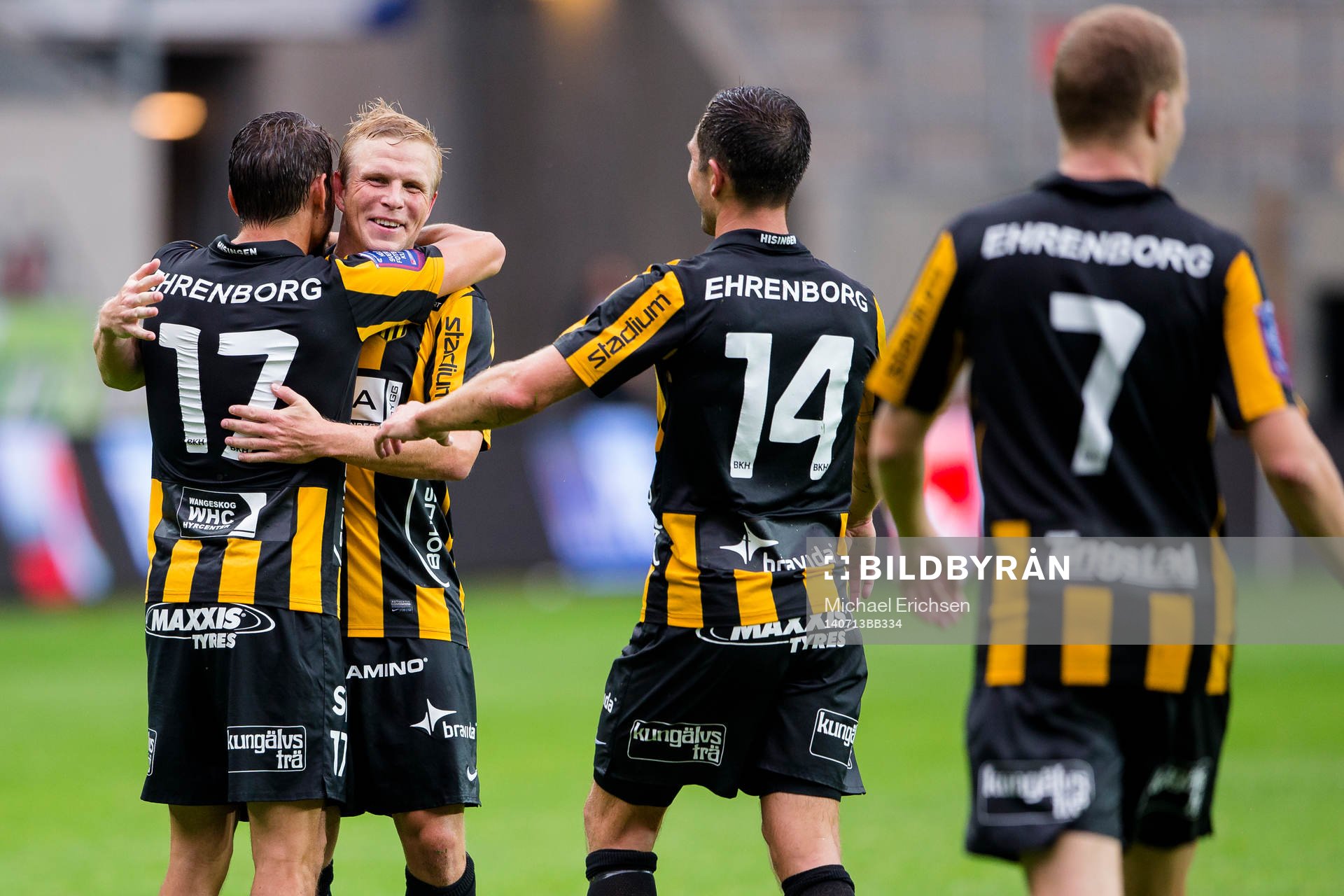 Häckens Björn Anklev kramas om av David Frölund