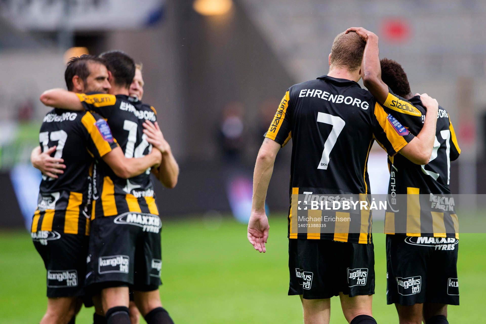 Häckens Björn Anklev kramas om av jublande medspelare