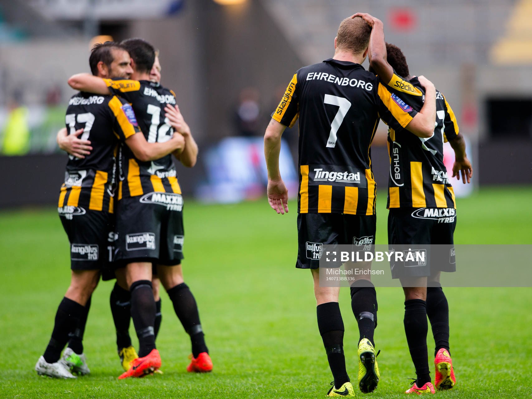 Häckens Björn Anklev kramas om av jublande medspelare