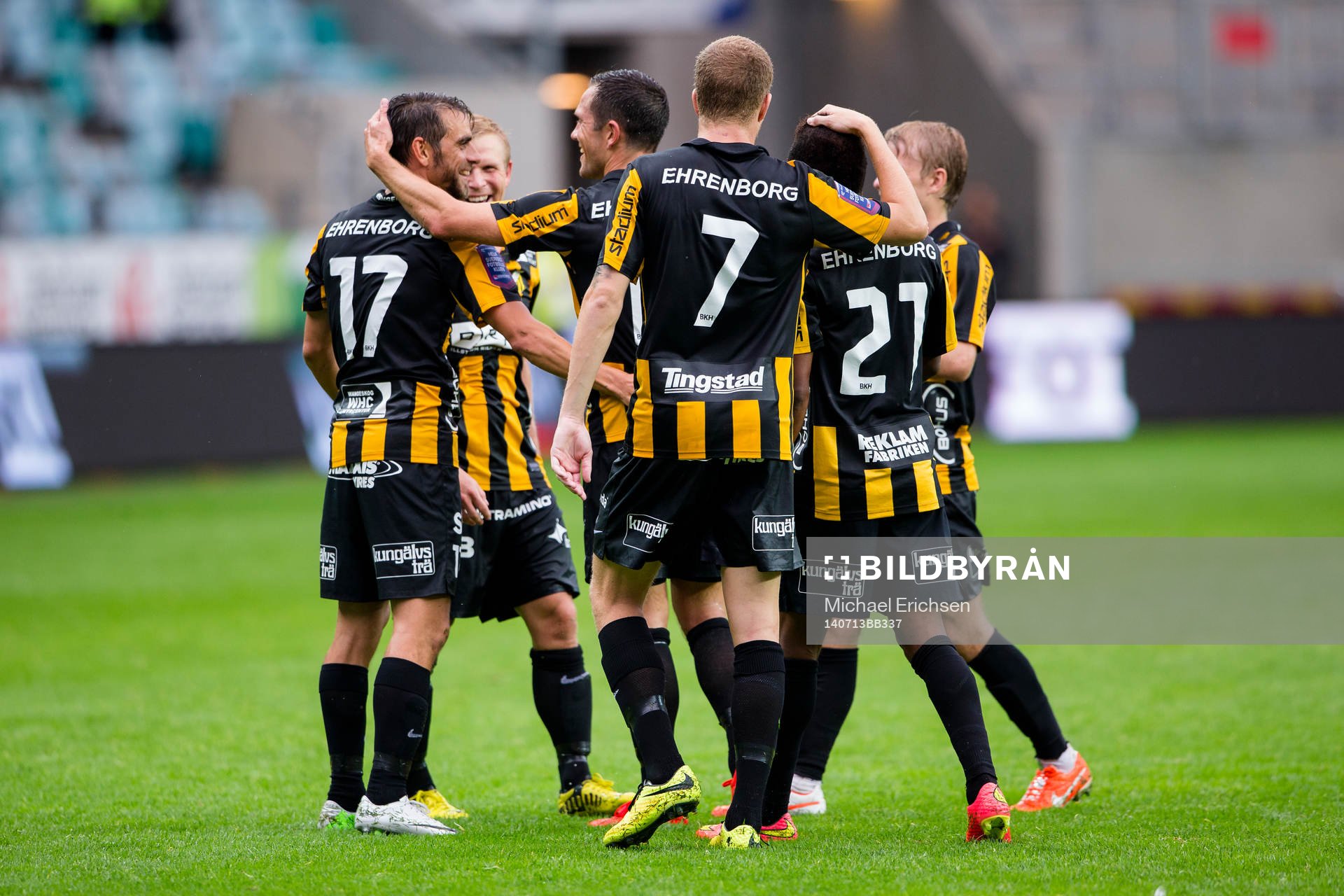 Häckens Björn Anklev kramas om av jublande medspelare