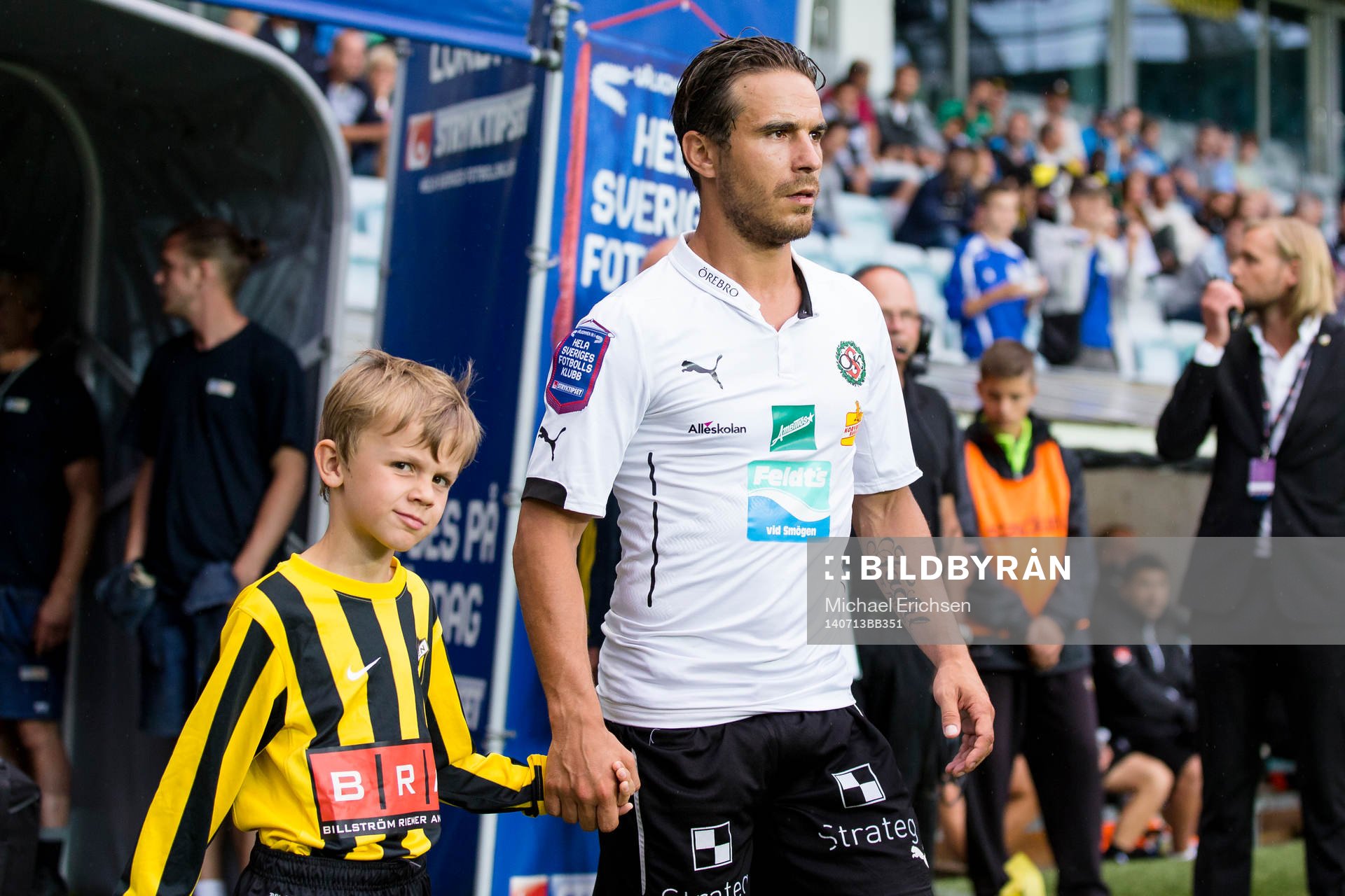 Örebros Nordin Gerzic på väg in till fotbollsmatchen i