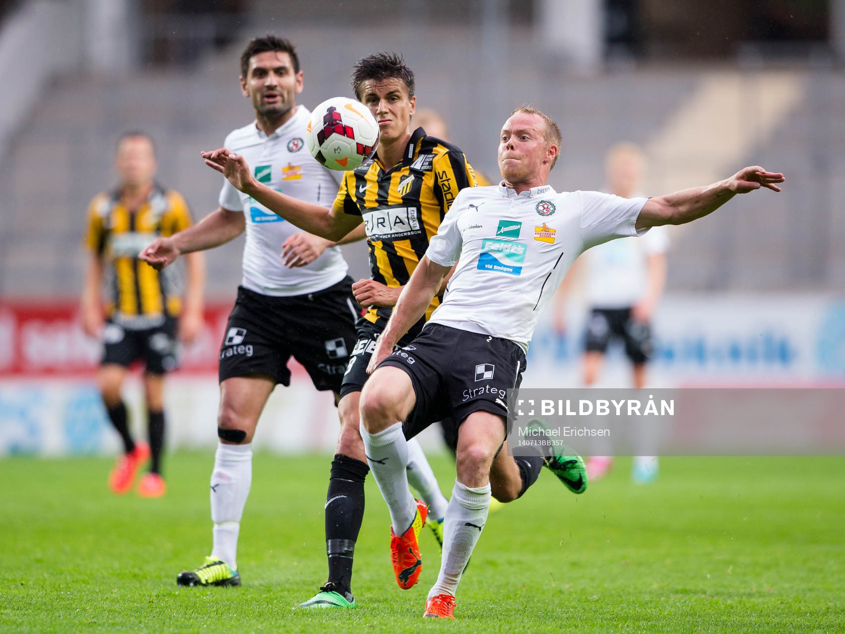 Örebros Patrik Haninge i kamp om bollen med Häckens Alexander Jeremejeff under fotbollsmatchen i Allsvenskan mellan Häcken - Örebro den 13 Juli 2014 i GÖTEBORG.