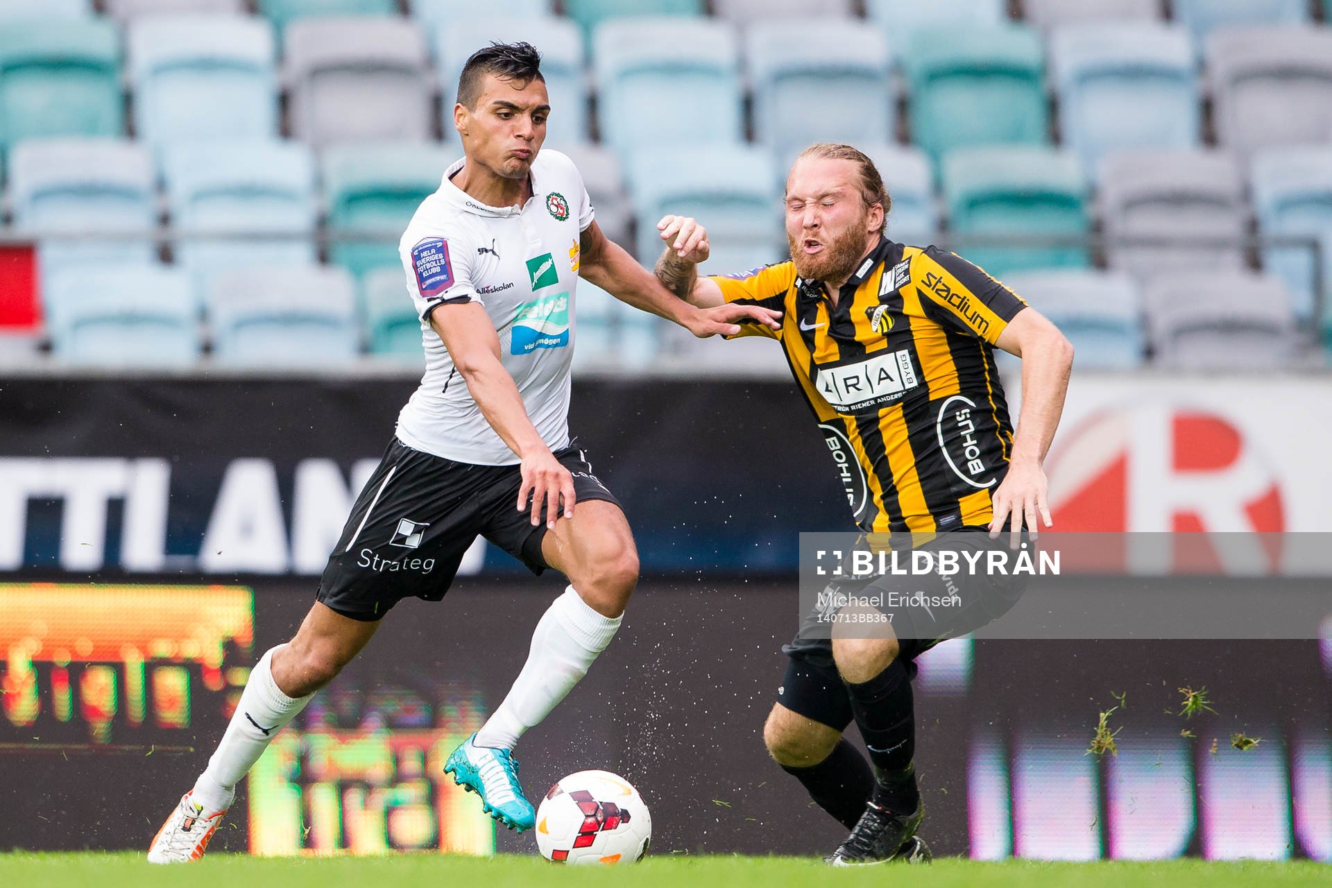 Örebros Ahmed Yasin i kamp med Häckens Emil Wahlström under fotbollsmatchen i Allsvenskan mellan Häcken - Örebro den 13 Juli 2014 i GÖTEBORG.