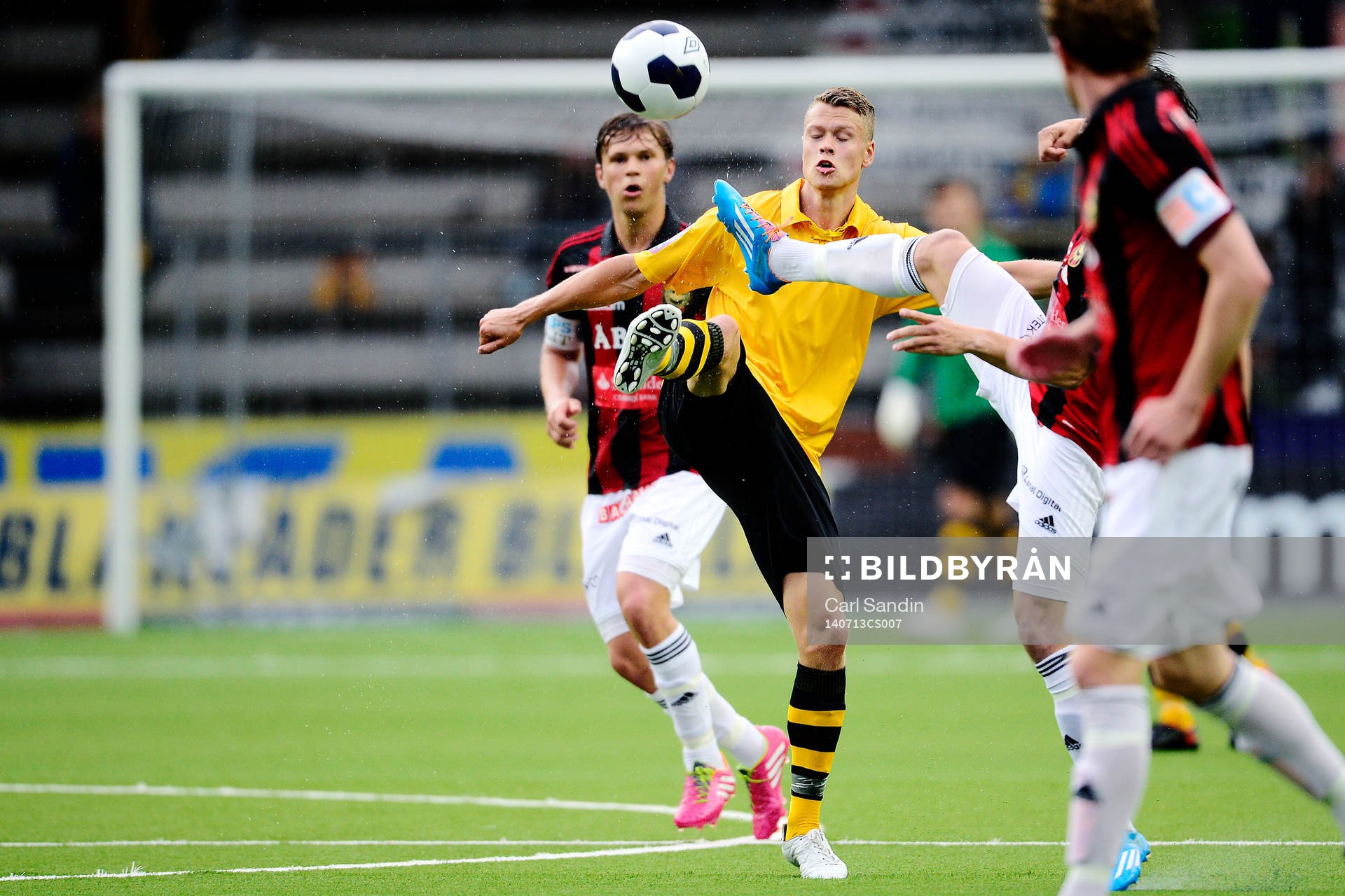 Elfsborgs Viktor Claesson i kamp om bollen