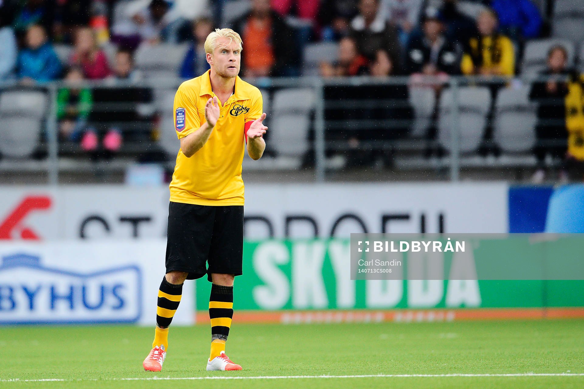 Elfsborgs Johan Larsson försöker få igång sina lagkamrater under fotbollsmatchen i allsvenskan mellan Elfsborg och Brommapojkarna den 13 juli 2014 i Borås.