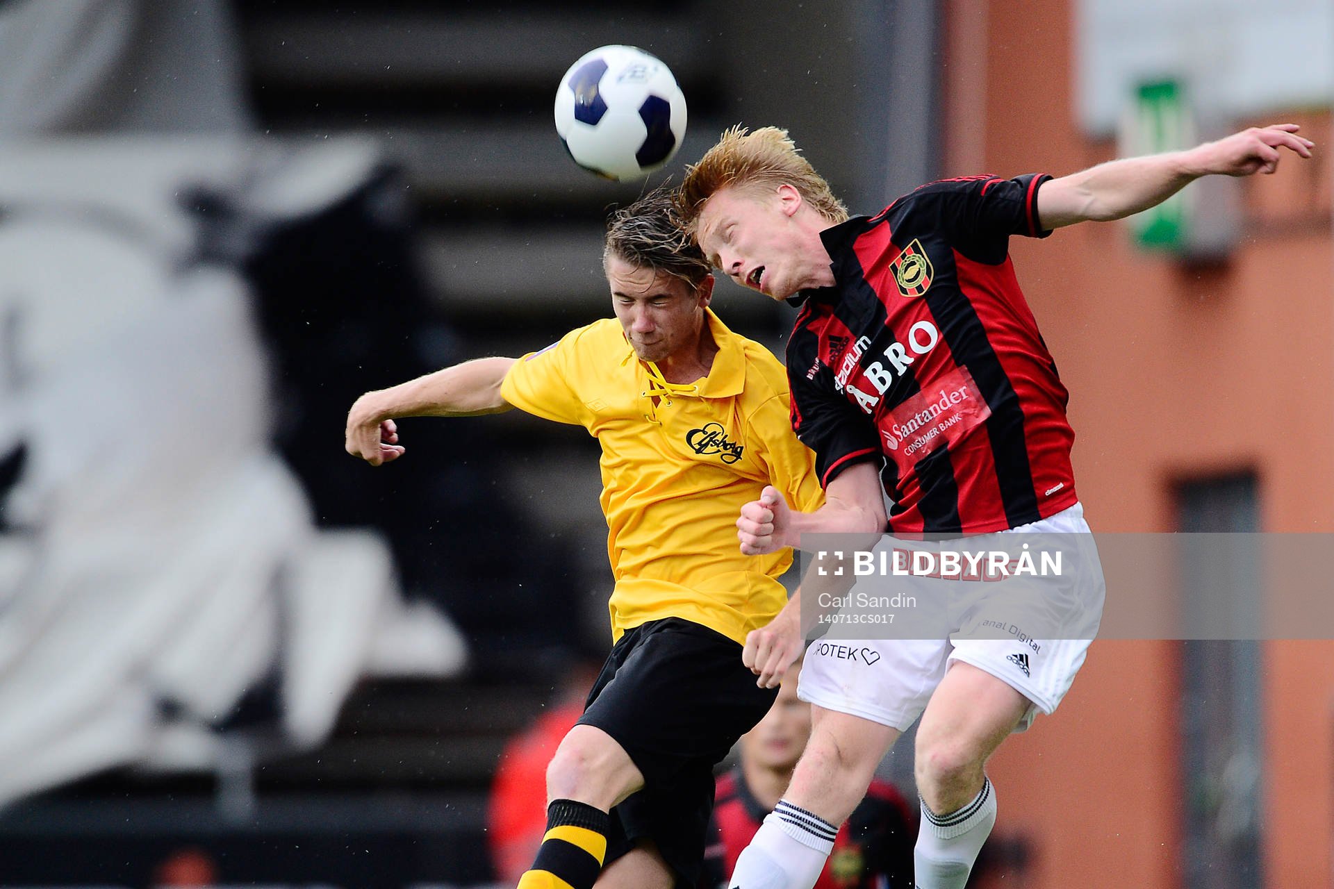 Elfsborgs Marcus Rohdén i en luftduell mot Brommapojkarnas Gustav Sandberg Magnusson under fotbollsmatchen i allsvenskan mellan Elfsborg och Brommapojkarna den 13 juli 2014 i Borås.