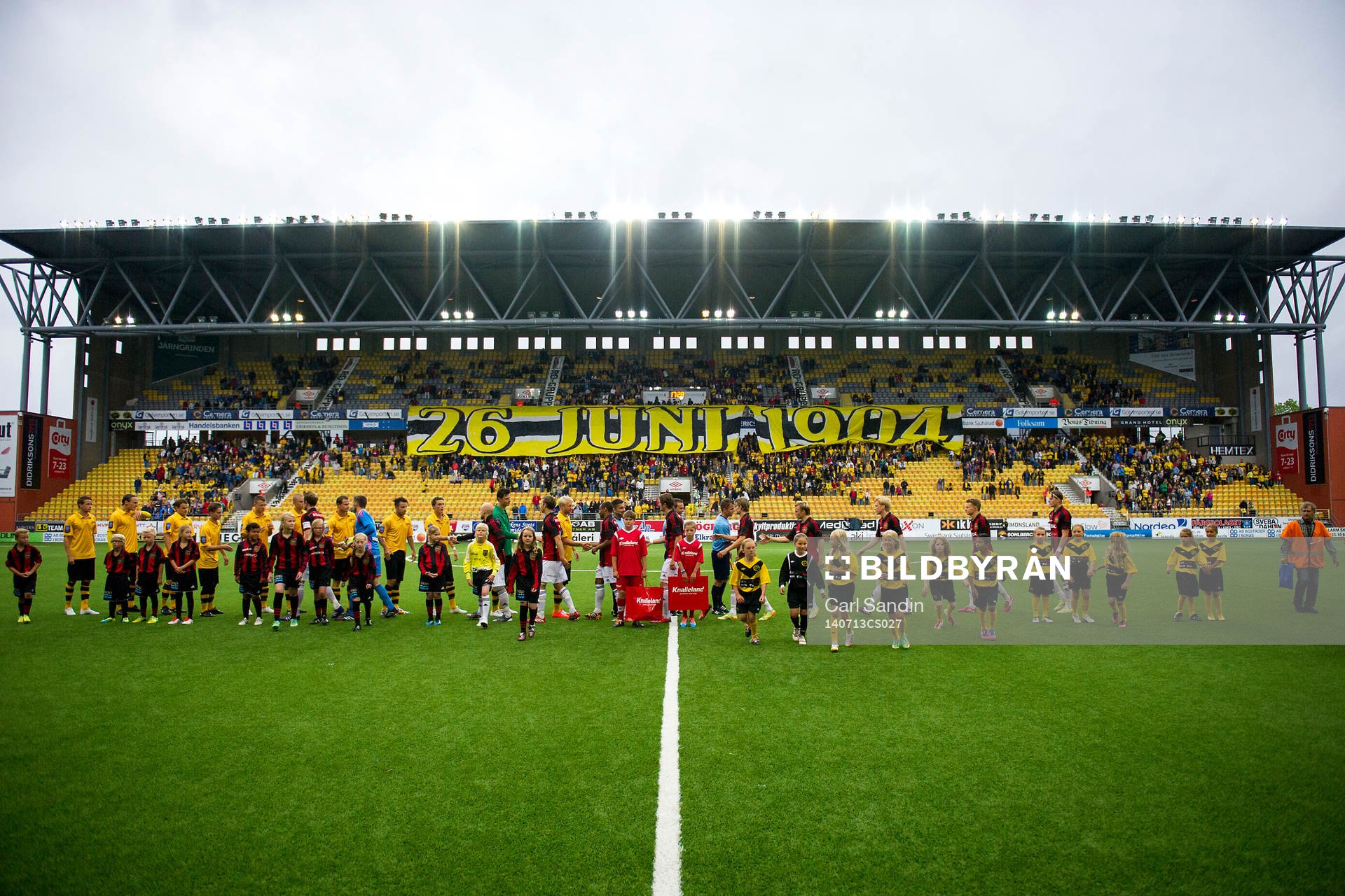 Spelarna står vid lineup innan fotbollsmatchen i allsvenskan mellan Elfsborg och Brommapojkarna den 13 juli 2014 i Borås.