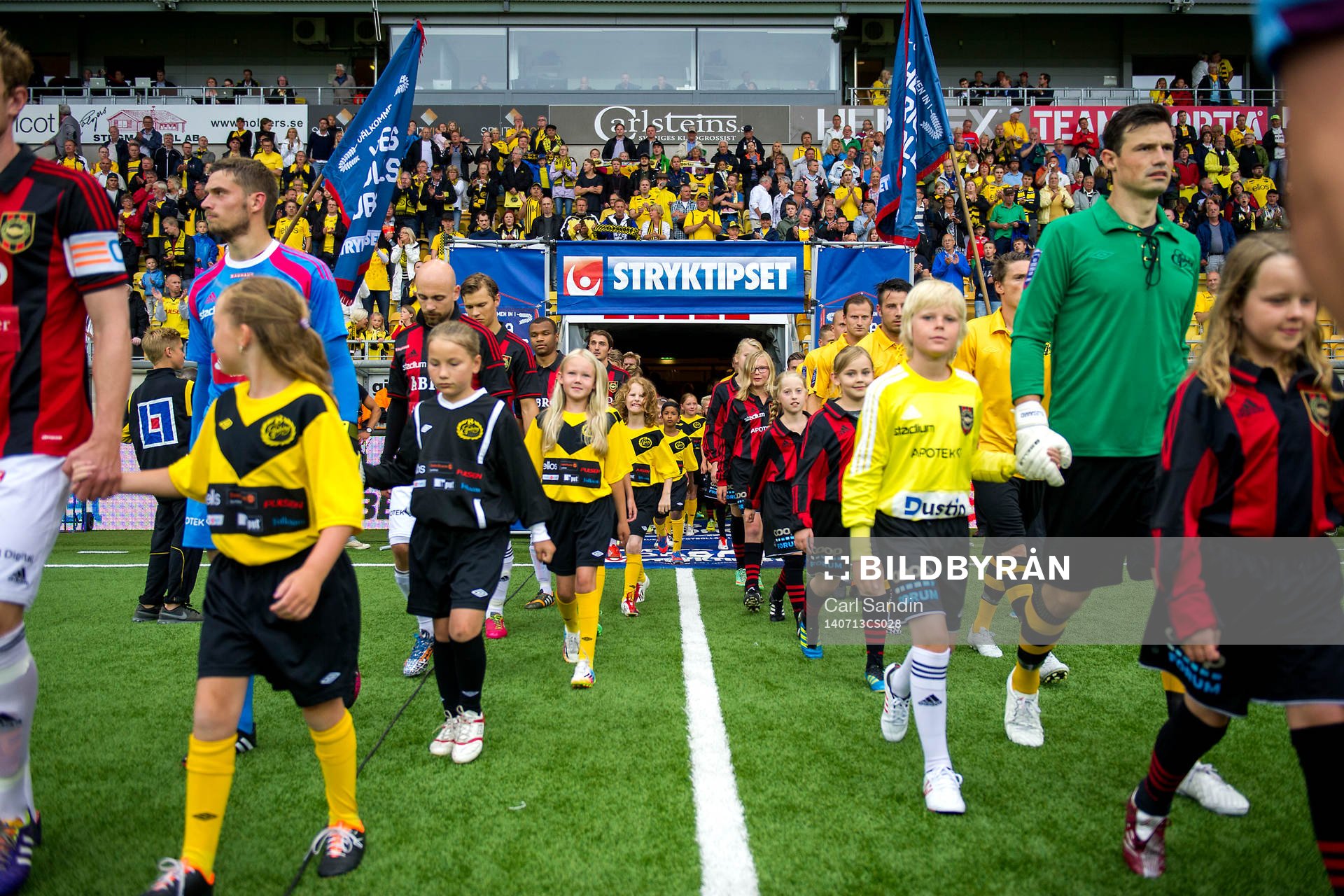 Spelarna går in på planen innan fotbollsmatchen i