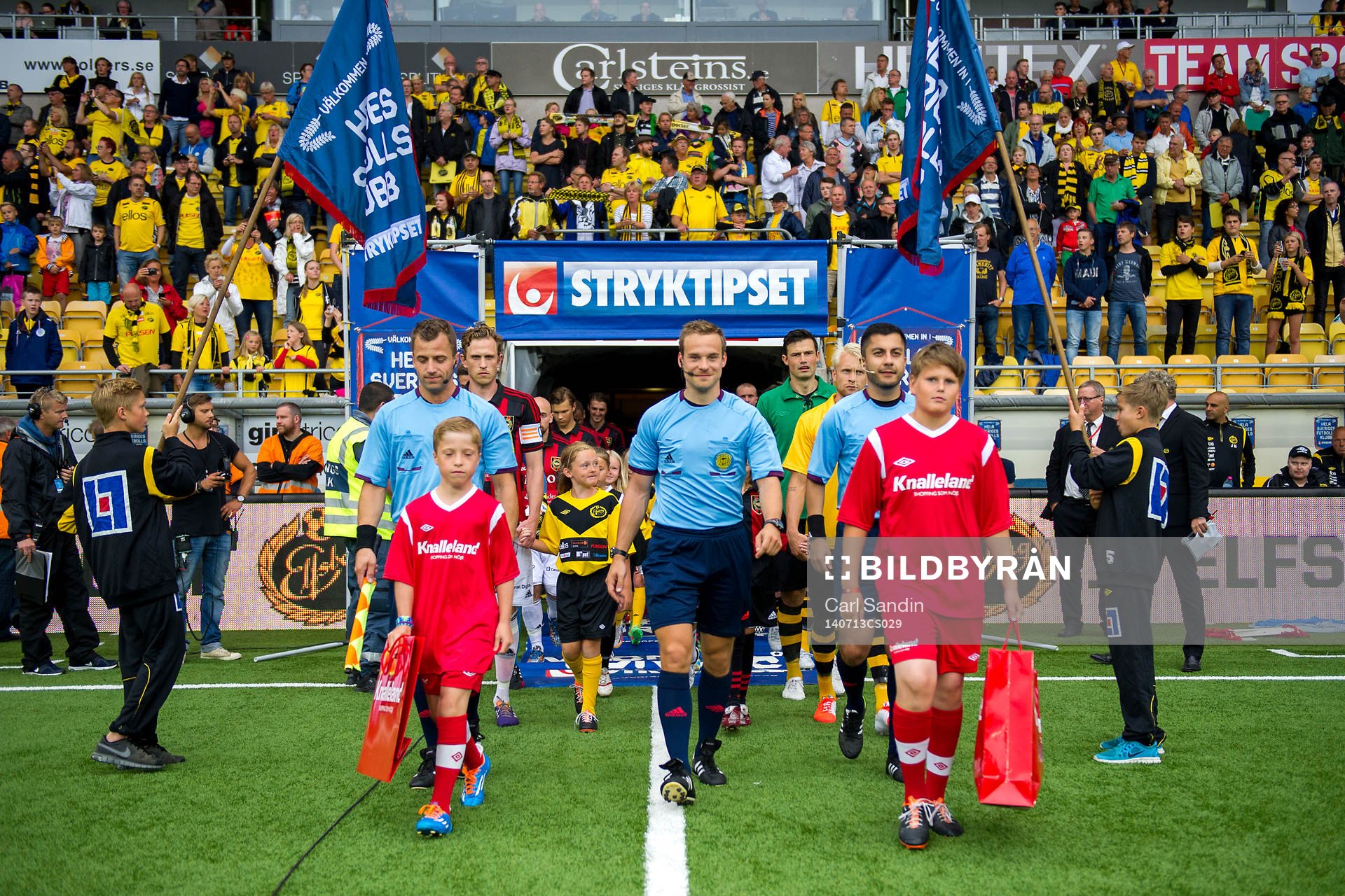 Spelarna går in på planen innan fotbollsmatchen i