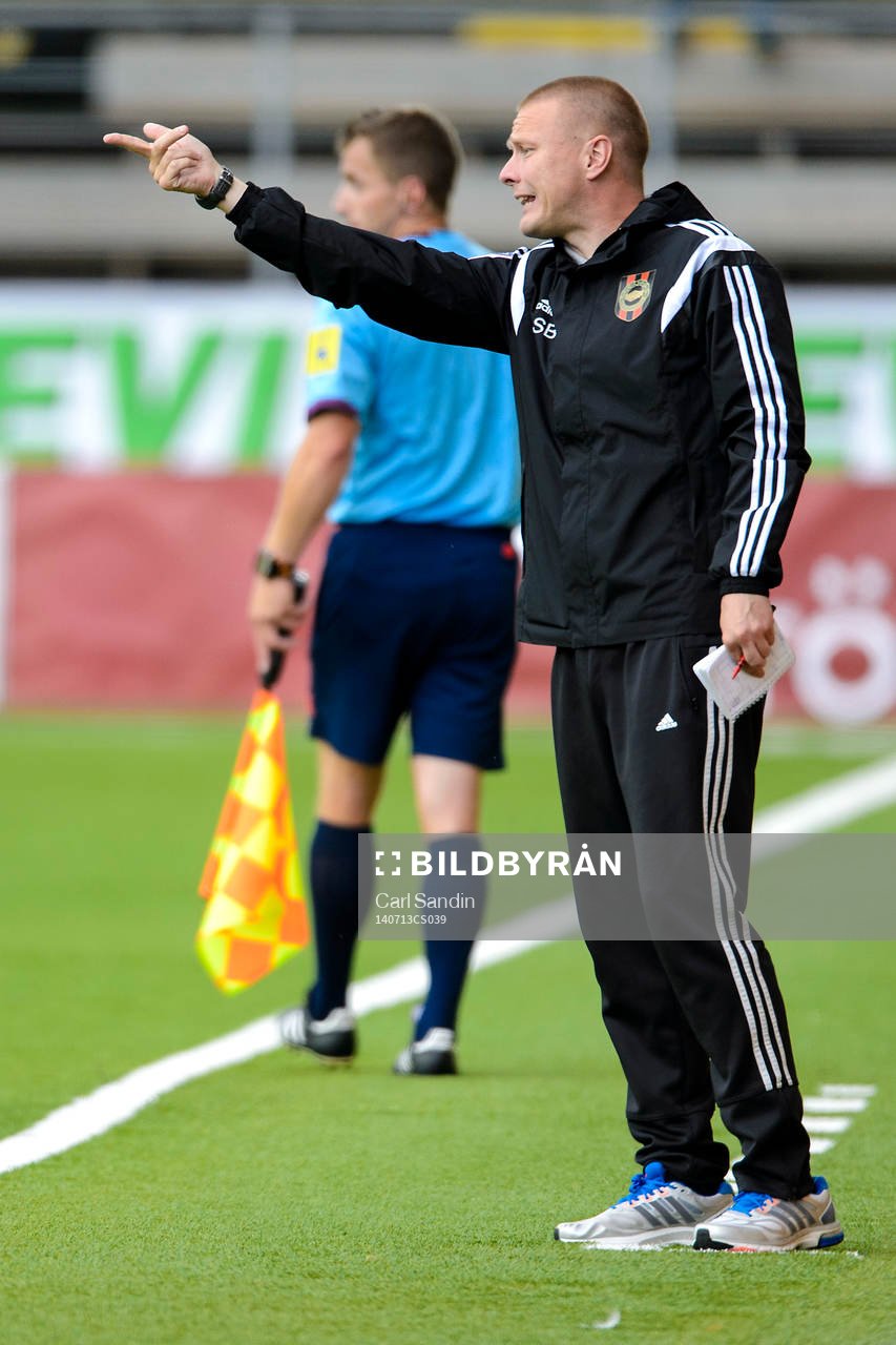Brommapojkarnas tränare Stefan Billborn gestikulerar under fotbollsmatchen i allsvenskan mellan Elfsborg och Brommapojkarna den 13 juli 2014 i Borås.