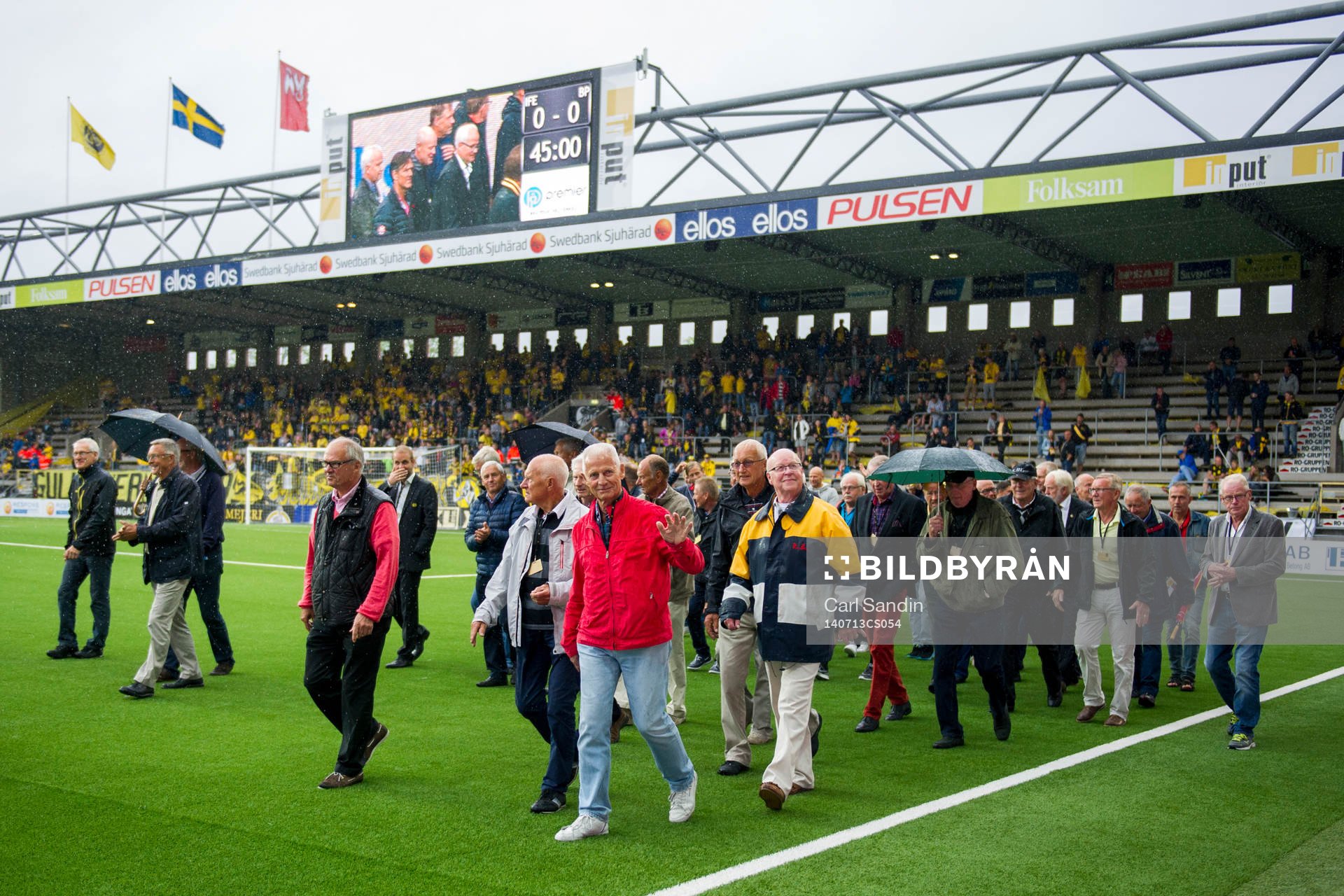 Gamla elfsborgsspelare vandrar runt planen och hälsar på