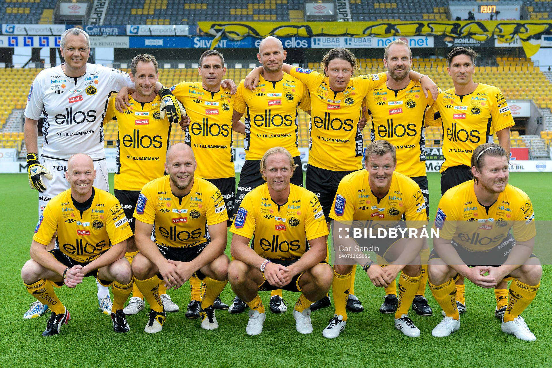 Målvakt Anders Bogsjö, Johan Karlsson, Anders Torstensson, Joakim Alexandersson, Stefan Andreasson, Joakim Modigh, XX, Magnus Samuelsson, Martin Andersson, Johan Sjöberg, Mattias Svensson, Fredrik Berglund innan matchen mellan Elfsborgs Legendarer och Guliganerna Allstars den 13 juli 2014 i Borås.
