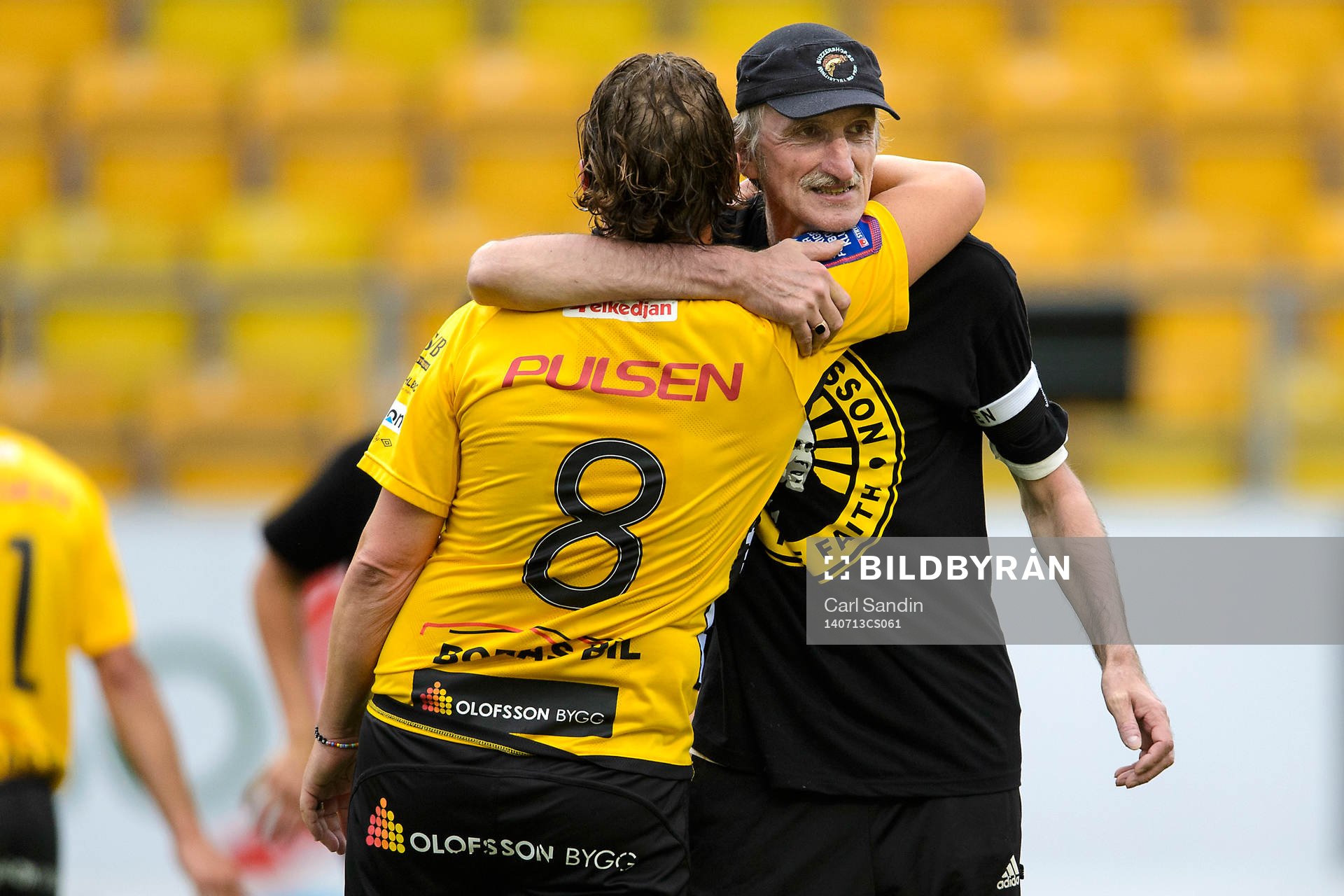 Lennart Persson från Guliganerna kramar om Stefan Andreasson efter matchen mellan Elfsborgs Legendarer och Guliganerna Allstars den 13 juli 2014 i Borås.