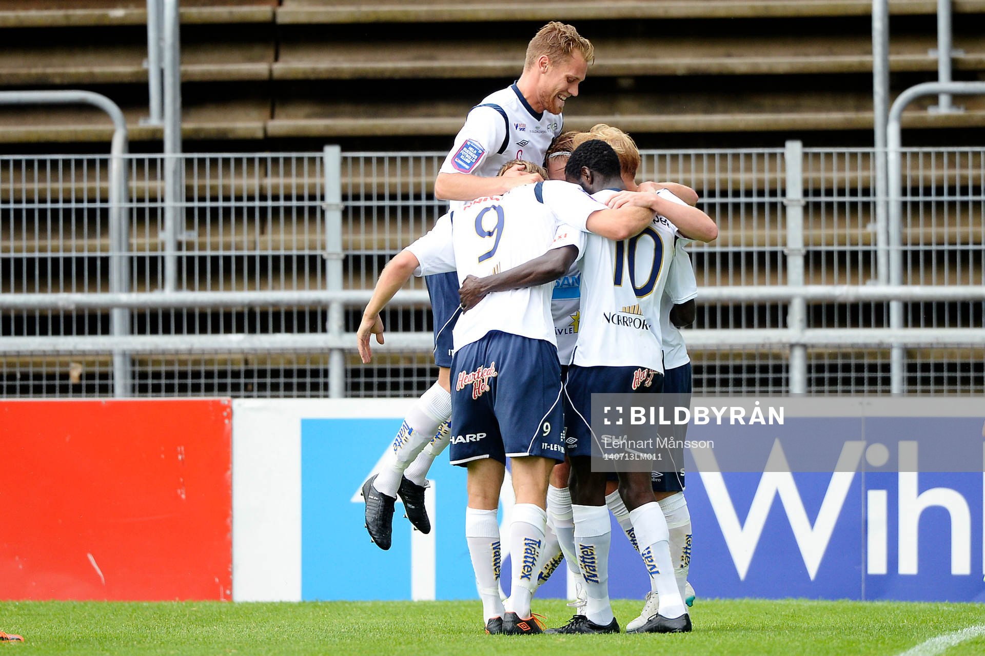 Gefles Dioh Williams jublar med sina lagkamrater