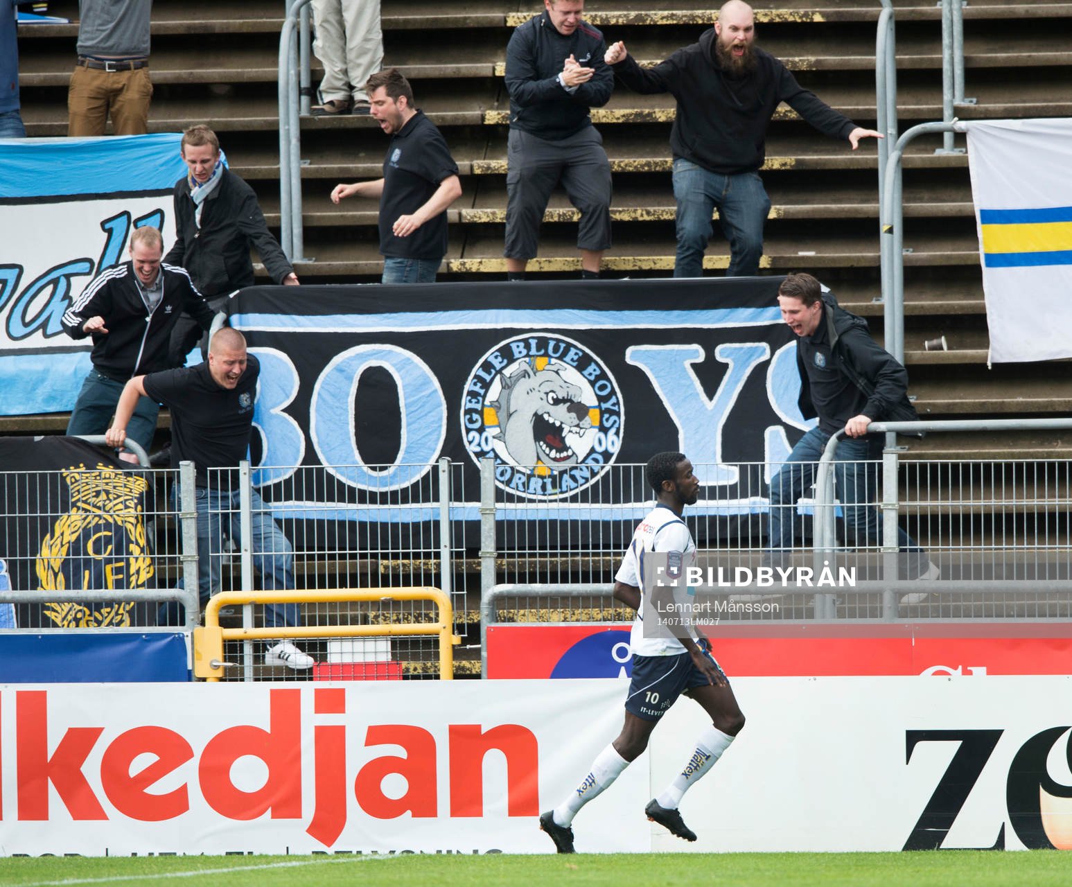 Gefles Dioh Williams har gjort 0-1 och de tillresta