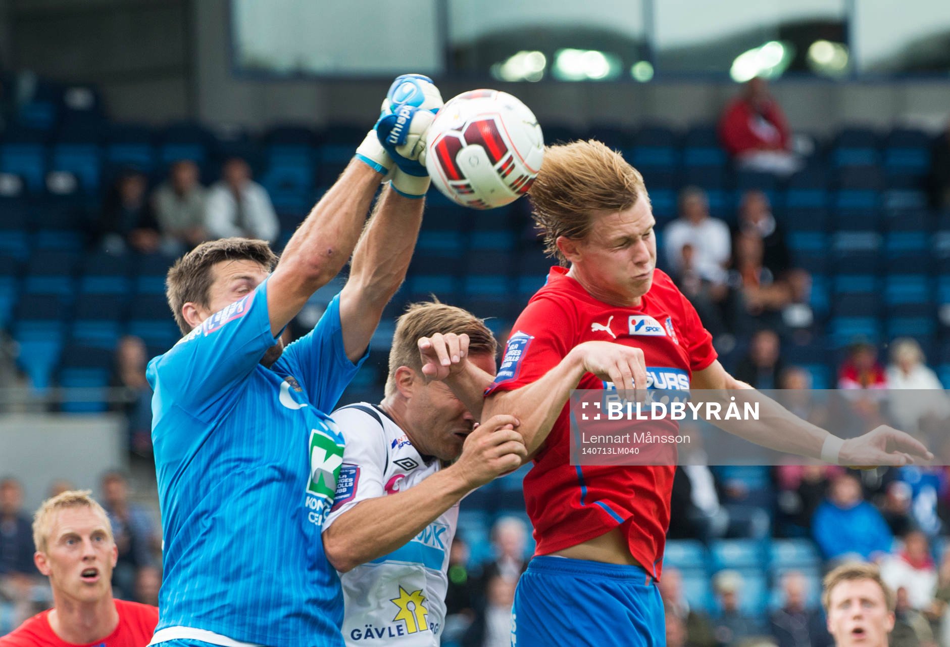 Gefles målvakt Emil Hedvall räddar framför Helsingborgs
