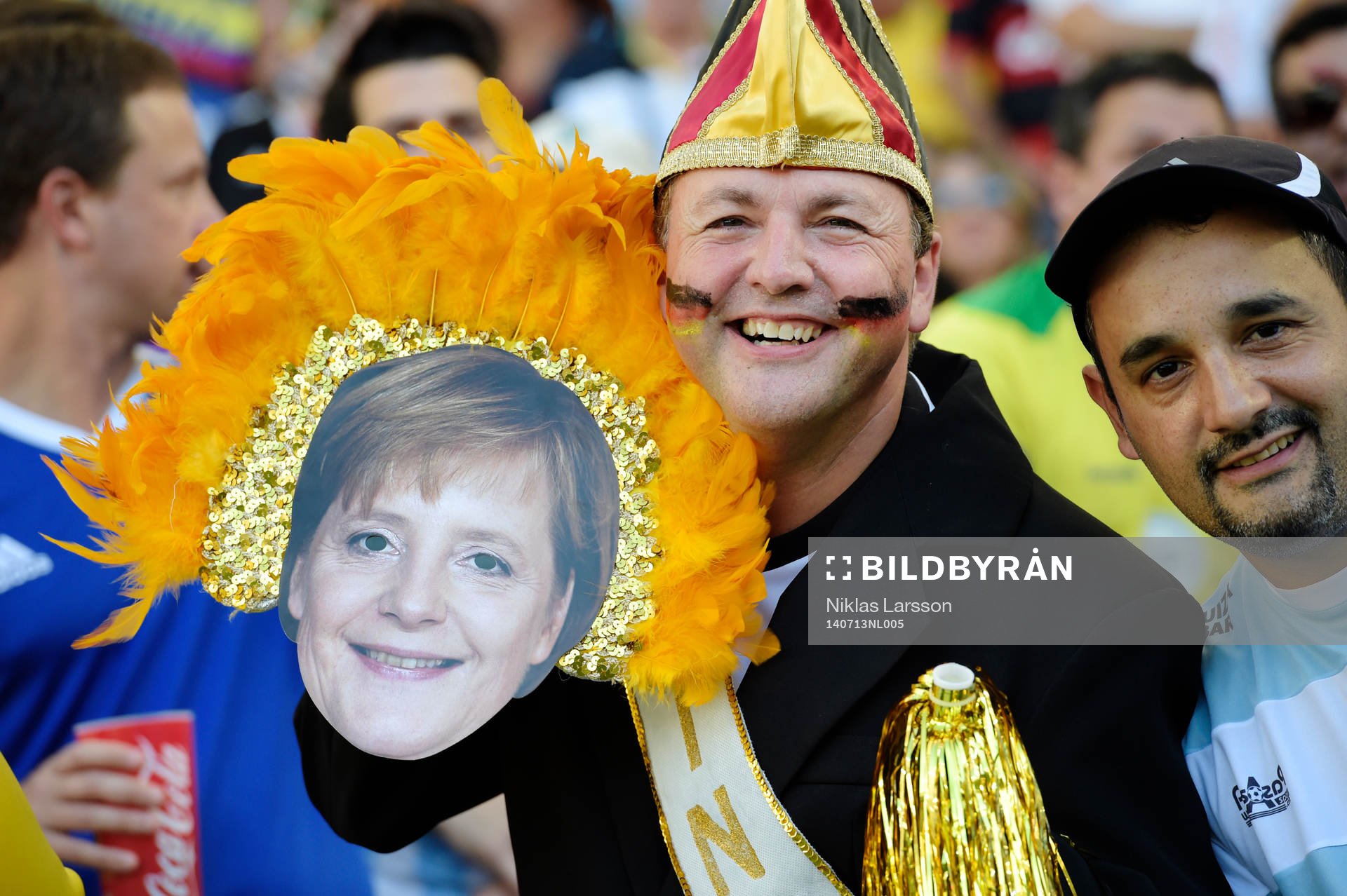 En tysk supporter med en mask föreställande Angela Merkel