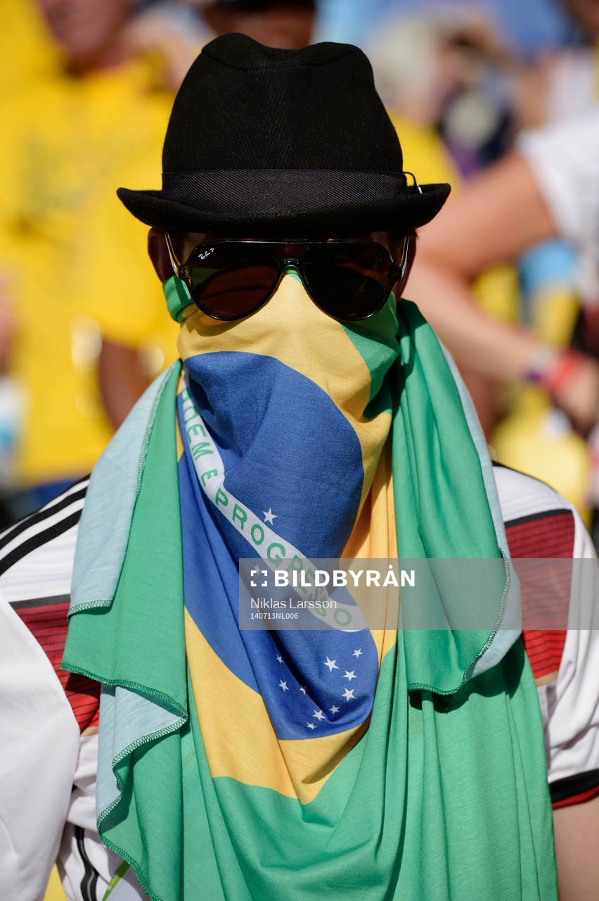 En tysk supporter med en Brasilienflagga