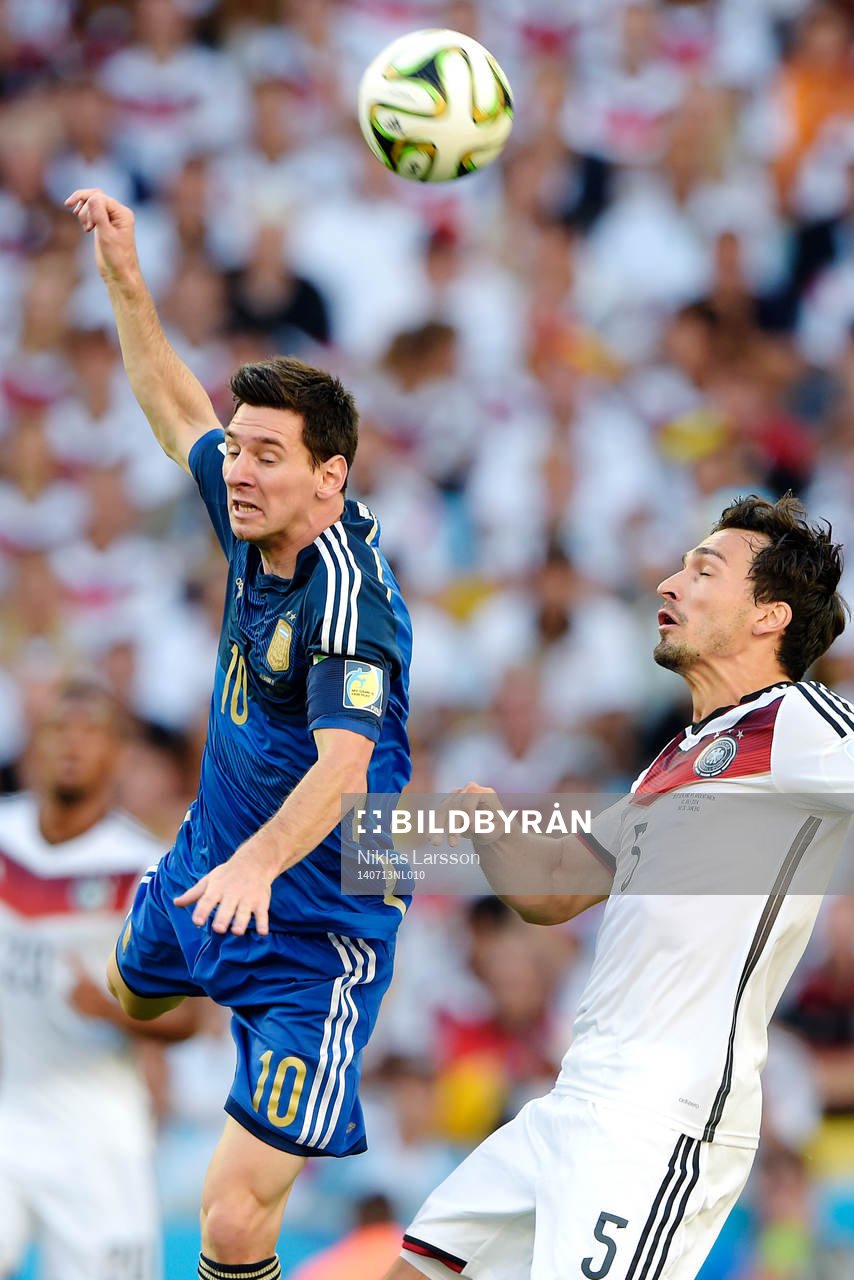 Argentinas Lionel Messi i en duell med Tysklands Mats