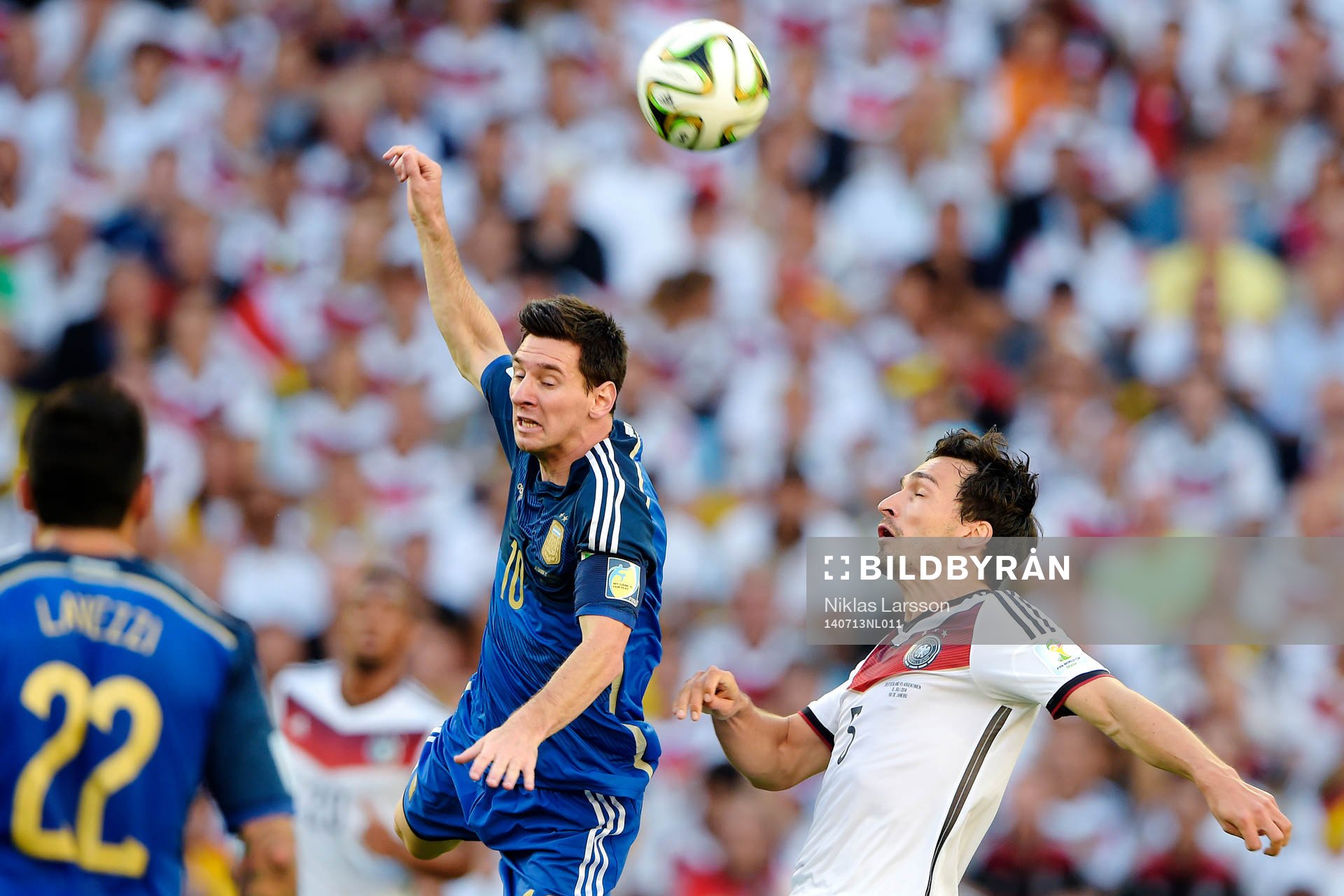 Argentinas Lionel Messi i en duell med Tysklands Mats