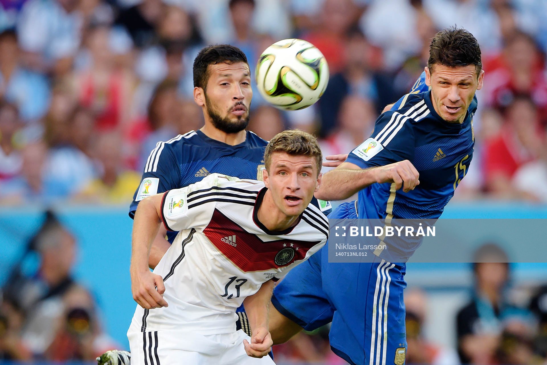 Argentinas Gonzalo Higuain  och Martin Demichelis mot