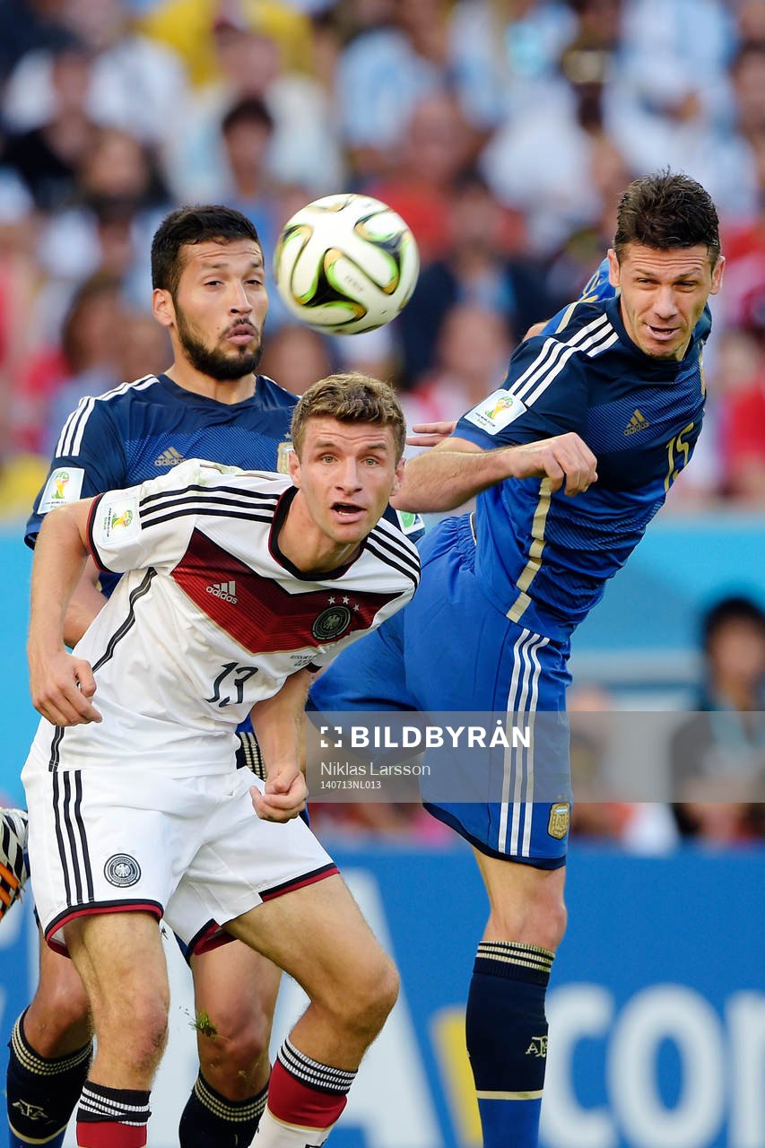 Argentinas Gonzalo Higuain  och Martin Demichelis mot
