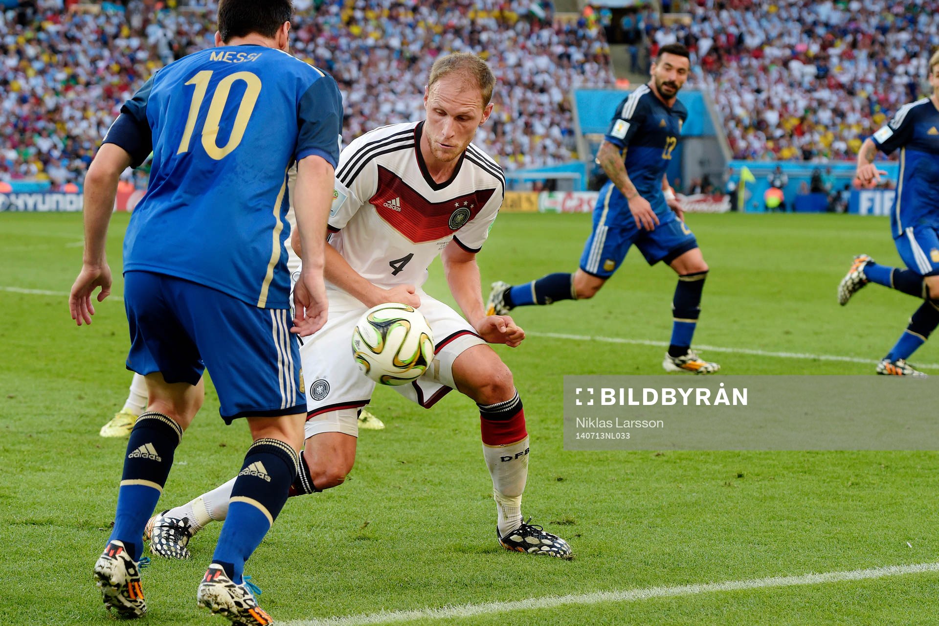 Argentinas Lionel Messi och Tysklands Benedikt Hoewedes under finalen mellan Argentina och Tyskland under fotbolls-VM den 13 juli 2014 i Rio de Janeiro.