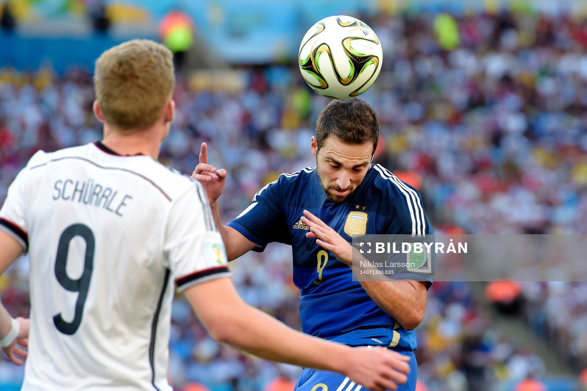 Tysklands Andre Schuerrle och Argentinas Gonzalo Higuain