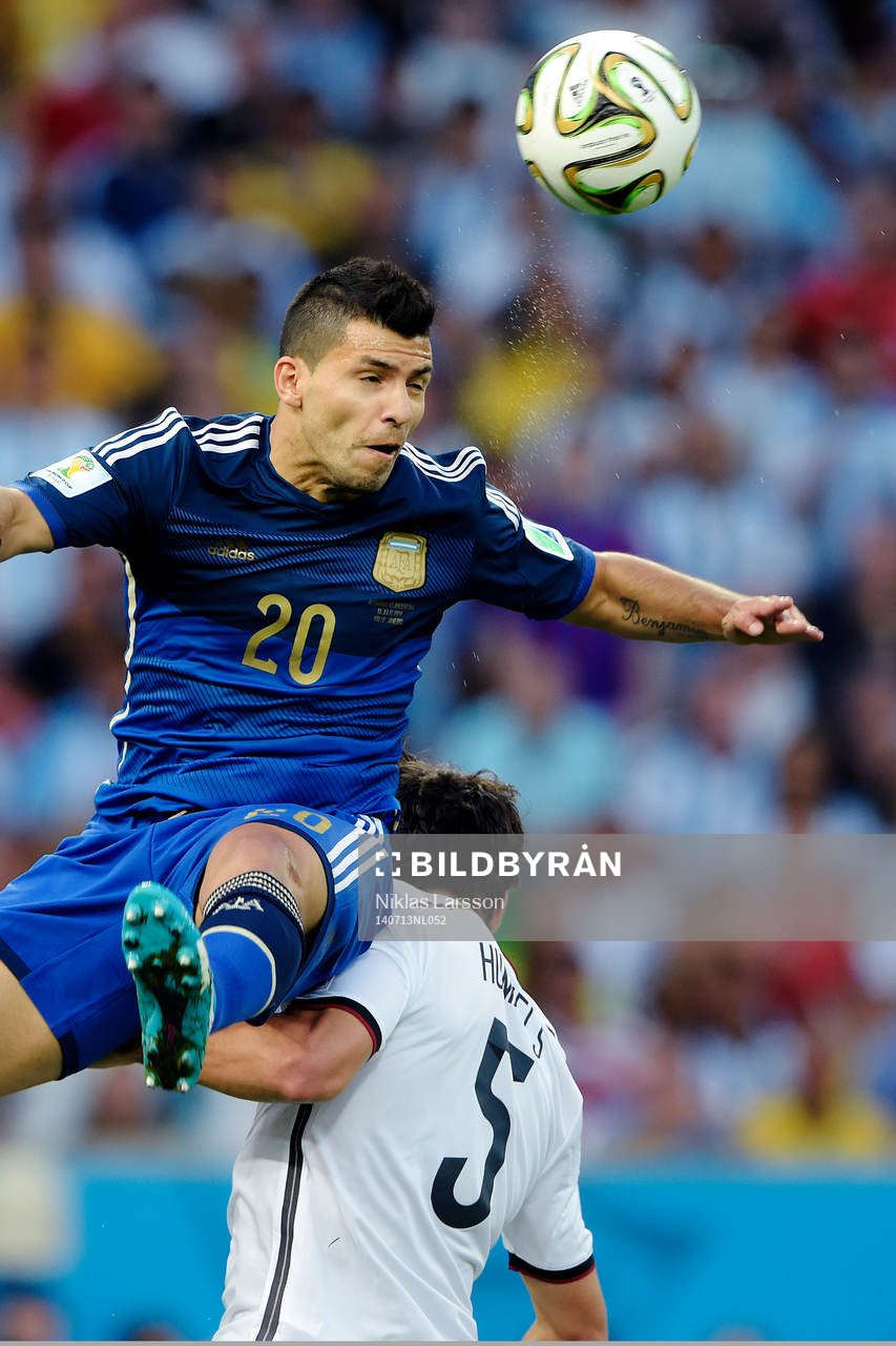 Argentinas Sergio Aguero i en luftduell mot Tysklands Mats