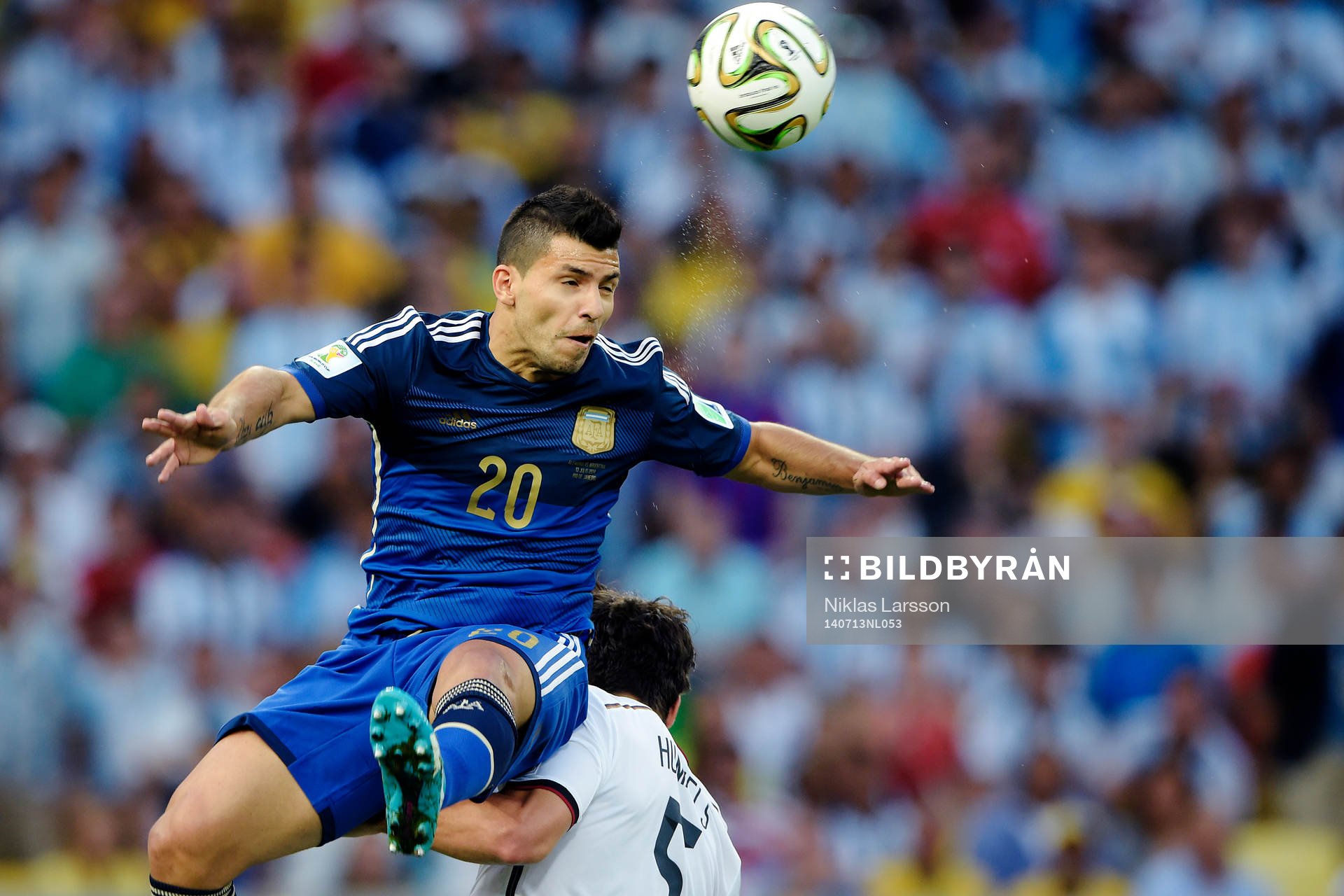 Argentinas Sergio Aguero i en luftduell mot Tysklands Mats Hummels under finalen mellan Argentina och Tyskland under fotbolls-VM den 13 juli 2014 i Rio de Janeiro.