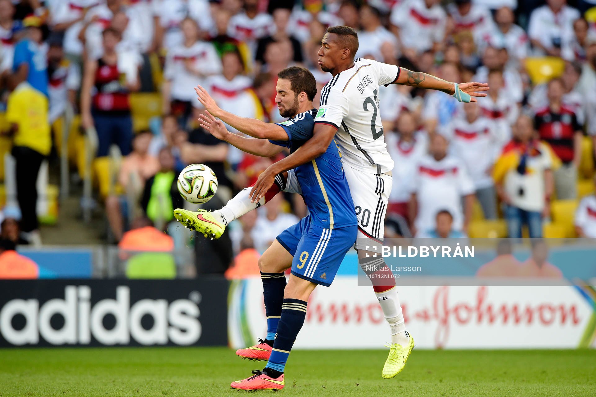 Argentinas Gonzalo Higuain och Tysklands Jerome Boateng