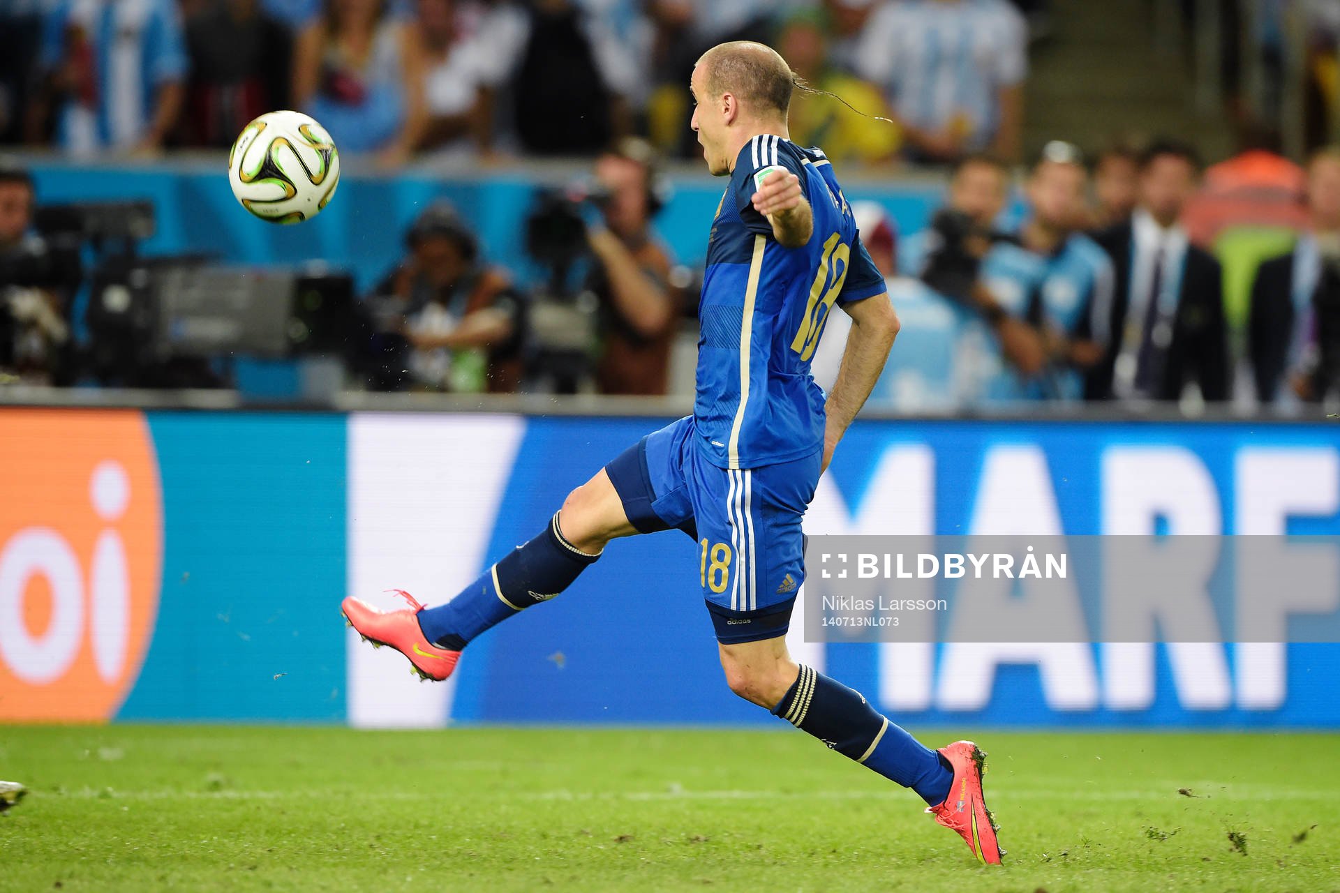 Argentinas Rodrigo Palacio lobbar bollen över Tysklands