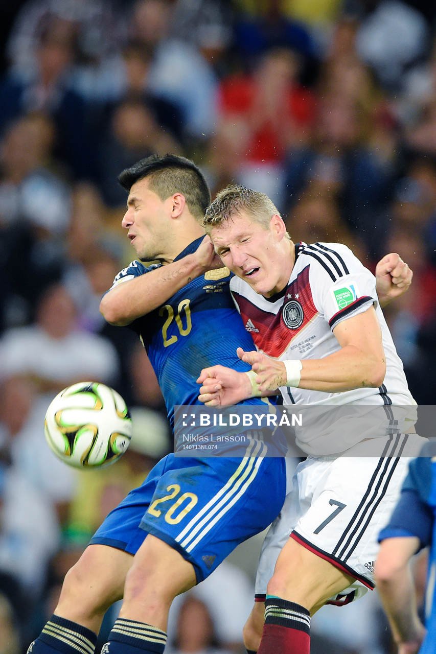 Argentinas Sergio Aguero krockar med Tysklands Bastian