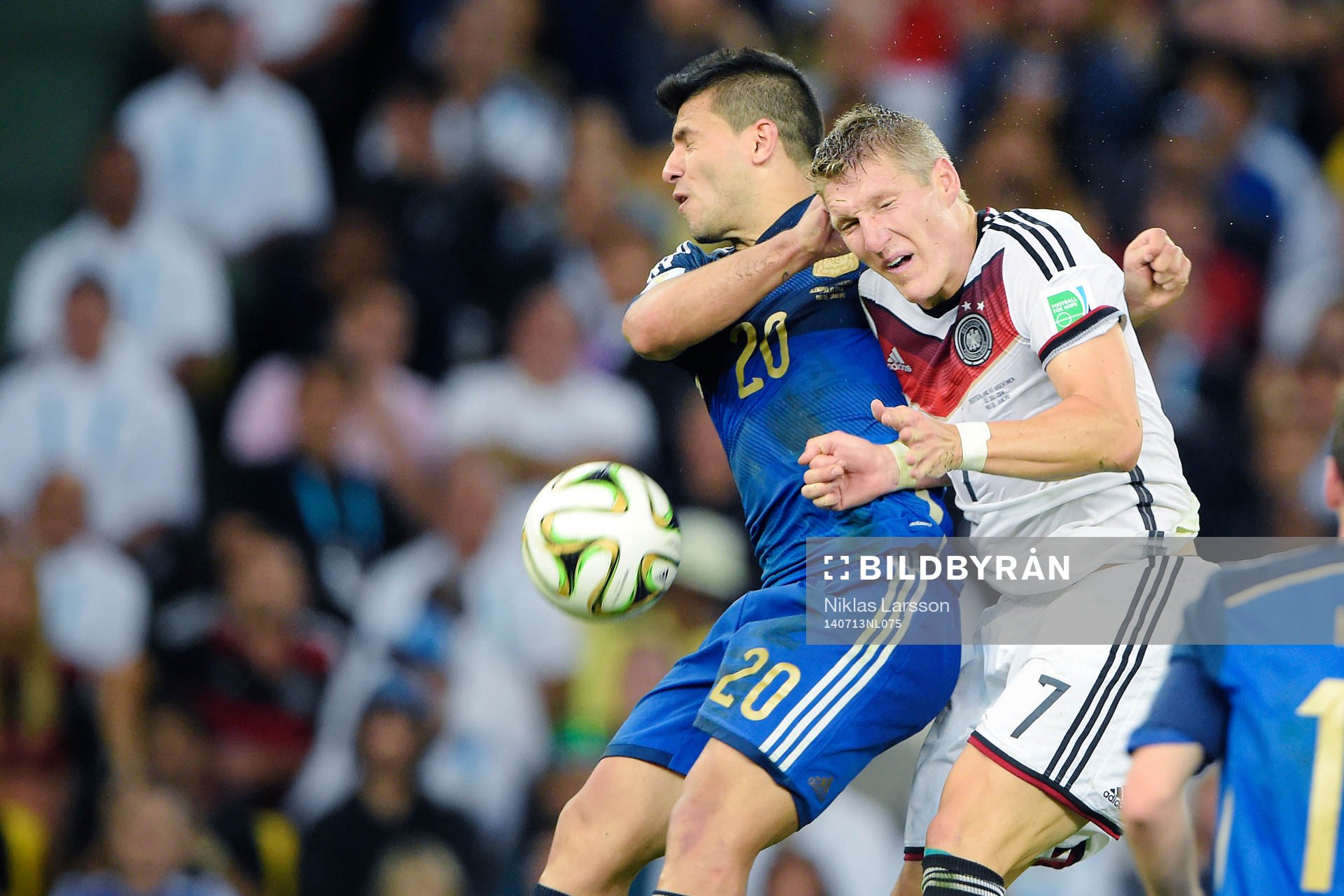 Argentinas Sergio Aguero krockar med Tysklands Bastian Schweinsteiger under finalen mellan Argentina och Tyskland under fotbolls-VM den 13 juli 2014 i Rio de Janeiro.