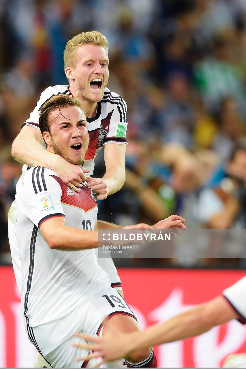 Tysklands Mario Götze och Andre Schuerrle jublar efter att ha gjort 0-1 under finalen mellan Argentina och Tyskland under fotbolls-VM den 13 juli 2014 i Rio de Janeiro.
