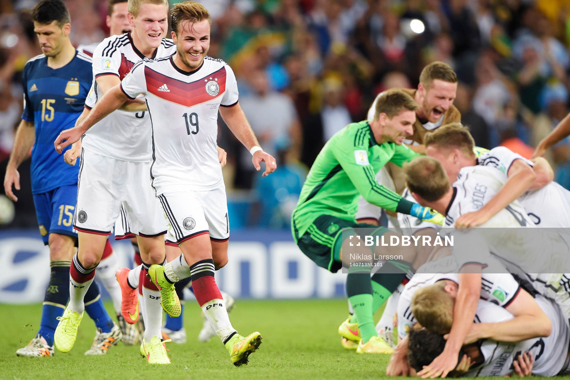 Tysklands Mario Götze springer och jublar mot sina