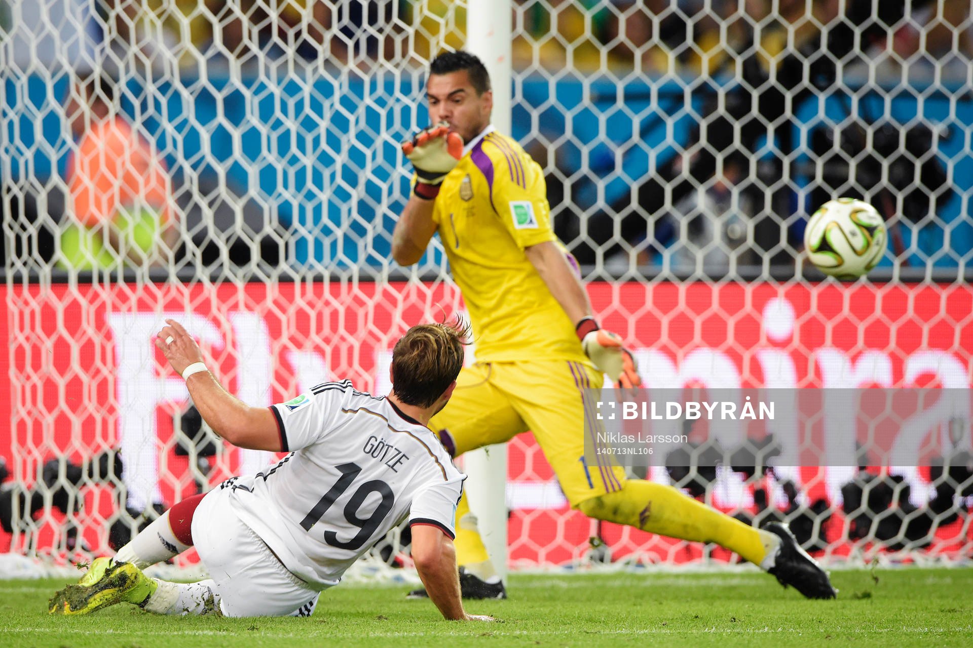 Tysklands Mario Götze gör 0-1 bakom Argentinas målvakt