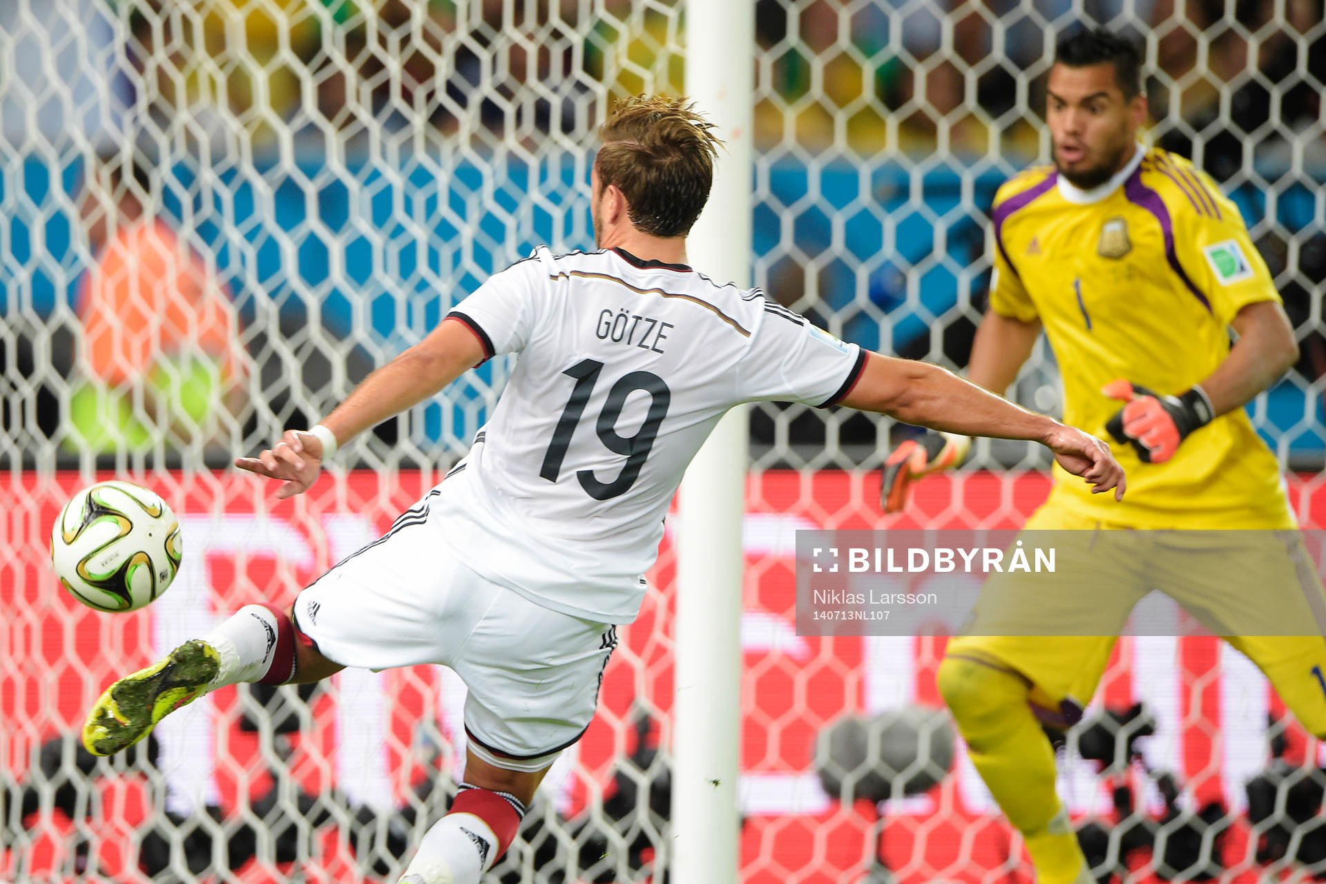 Tysklands Mario Götze gör 0-1 bakom Argentinas målvakt Sergio Romero under finalen mellan Argentina och Tyskland under fotbolls-VM den 13 juli 2014 i Rio de Janeiro.