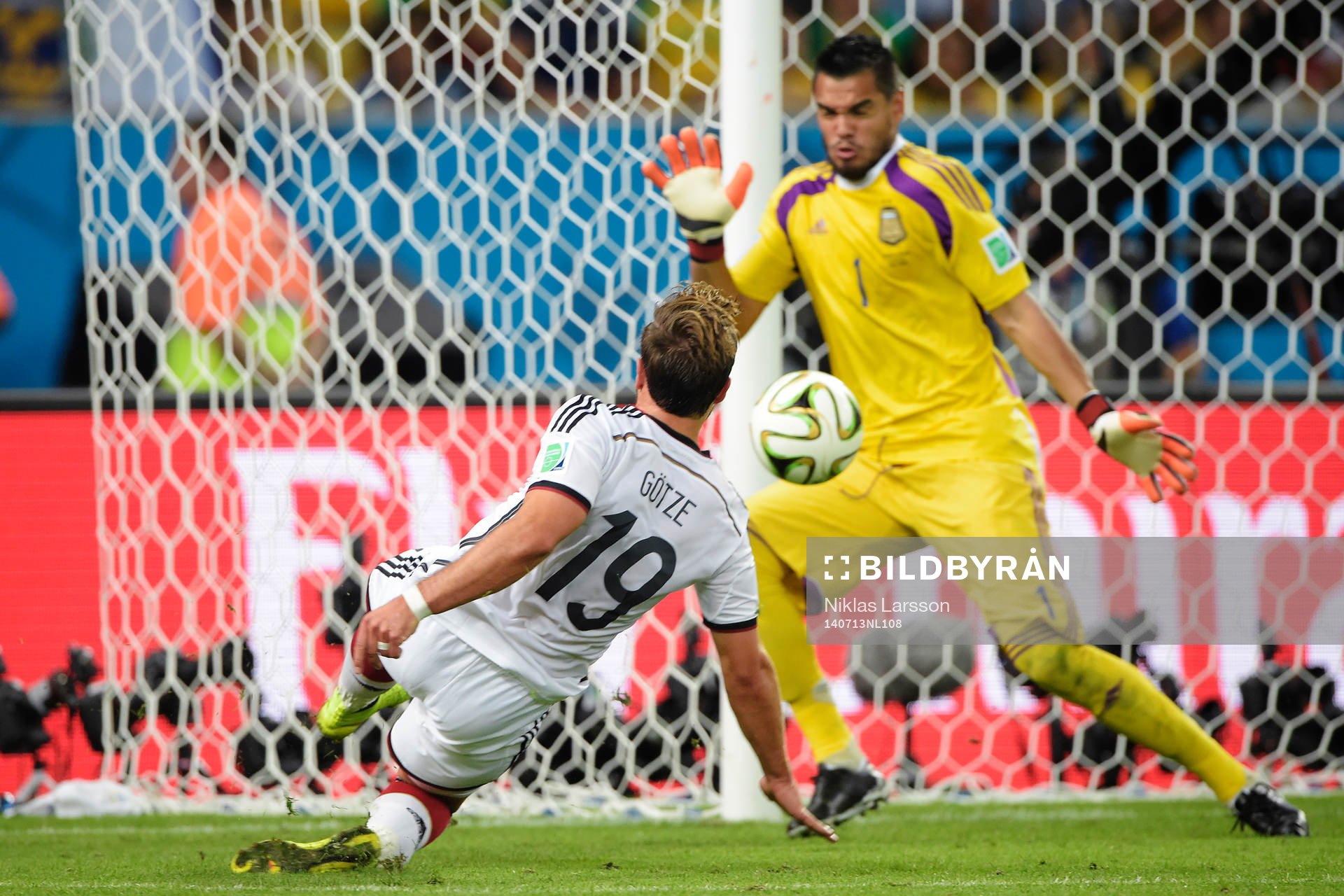 Tysklands Mario Götze gör 0-1 bakom Argentinas målvakt