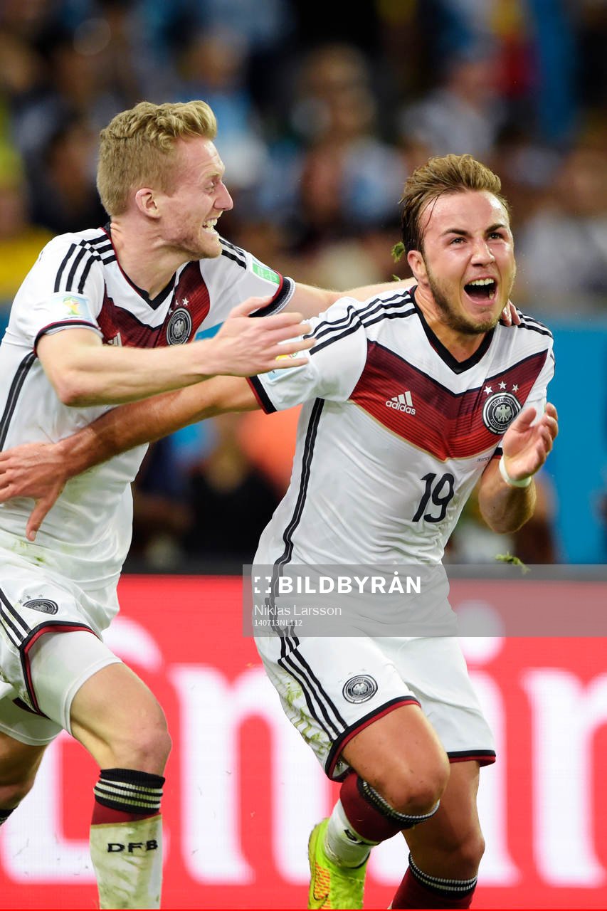 Tysklands Mario Götze och Andre Schuerrle jublar