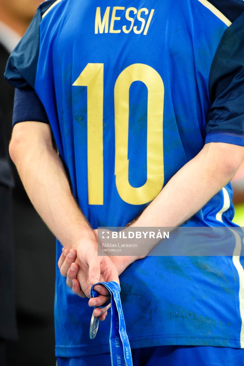 Argentinas Lionel Messi med sin silvermedalj