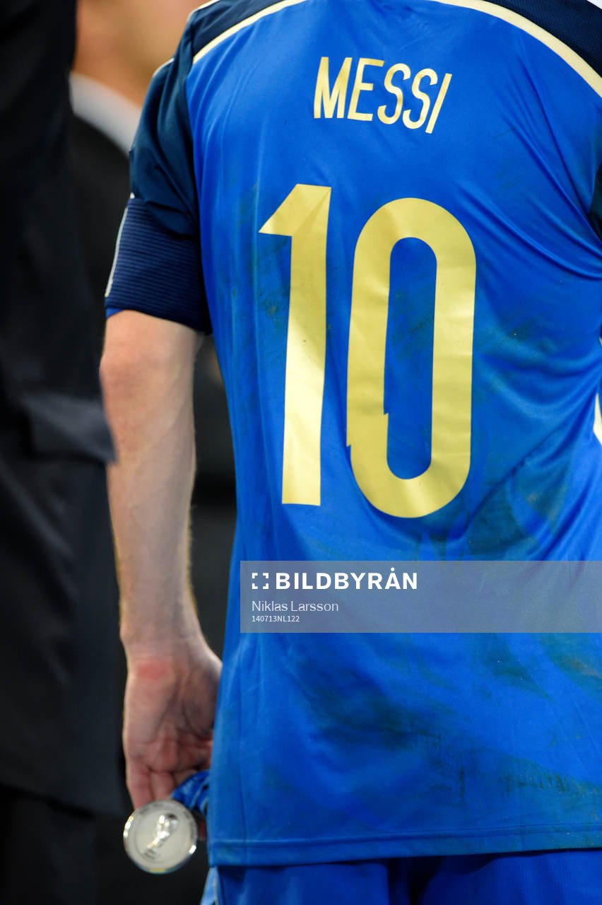 Argentinas Lionel Messi med sin silvermedalj