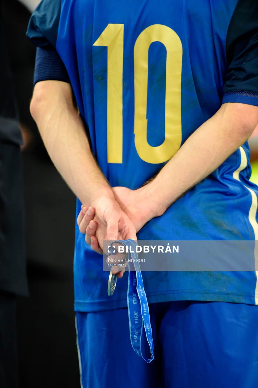 Argentinas Lionel Messi med sin silvermedalj