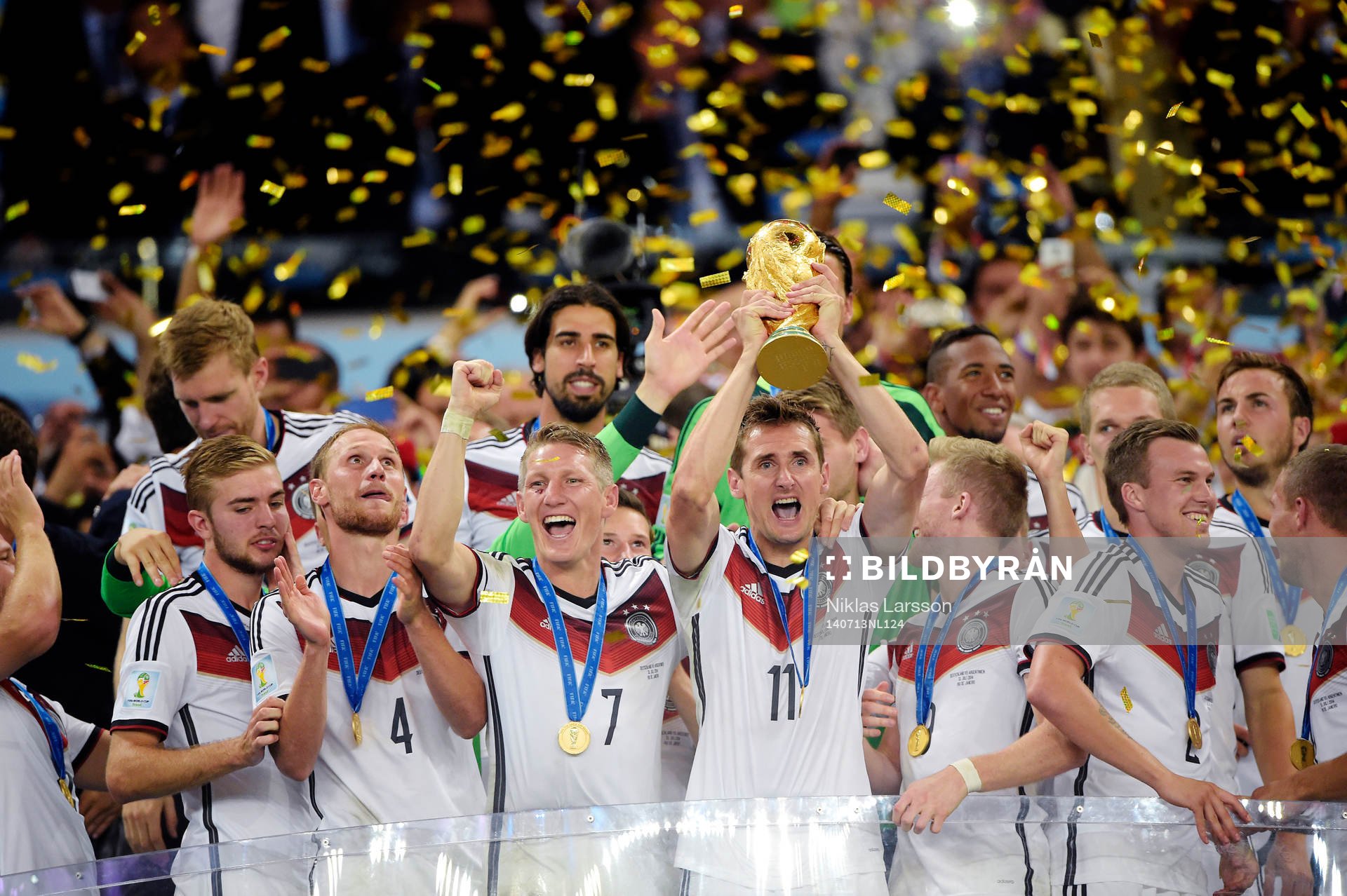 Tysklands Miroslav Klose jublar när han lyfter pokalen