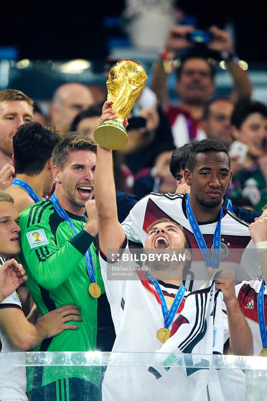 Tysklands Mario Götze jublar när han lyfter pokalen