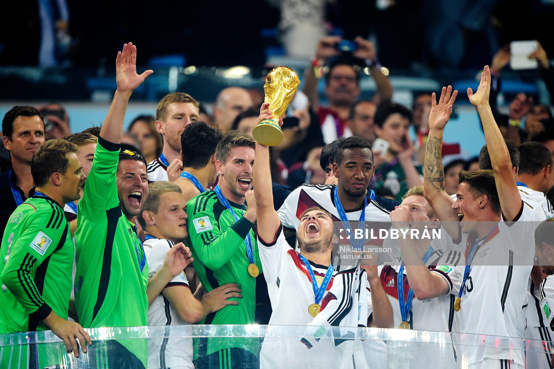 Tysklands Mario Götze jublar när han lyfter pokalen