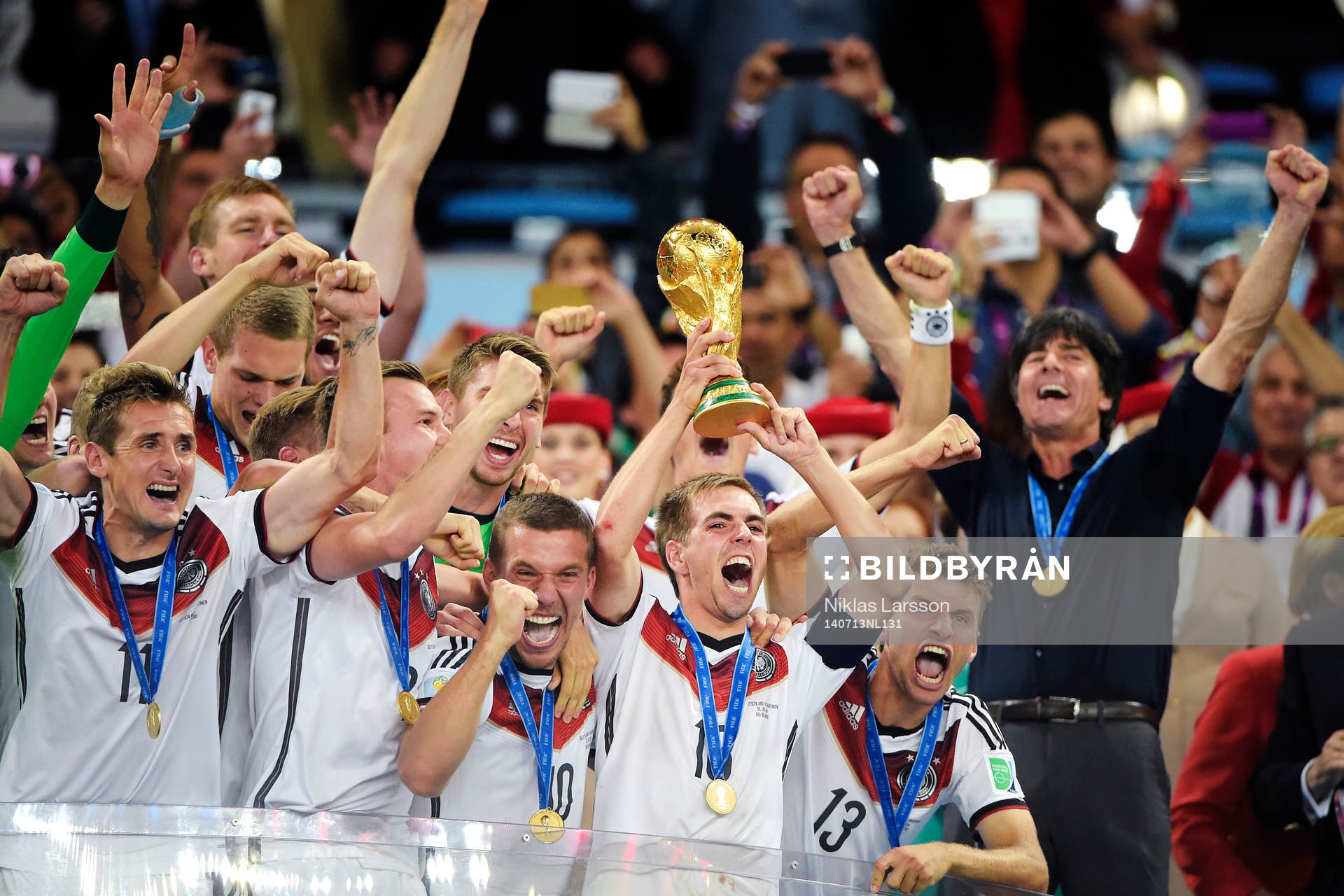 Tysklands Philipp Lahm  jublar när han lyfter pokalen