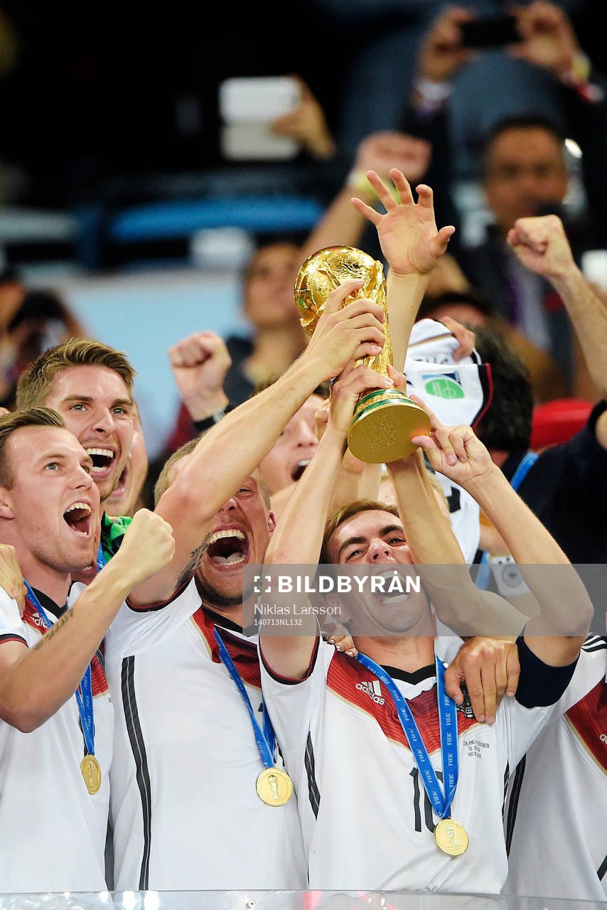 Tysklands Philipp Lahm  jublar när han lyfter pokalen