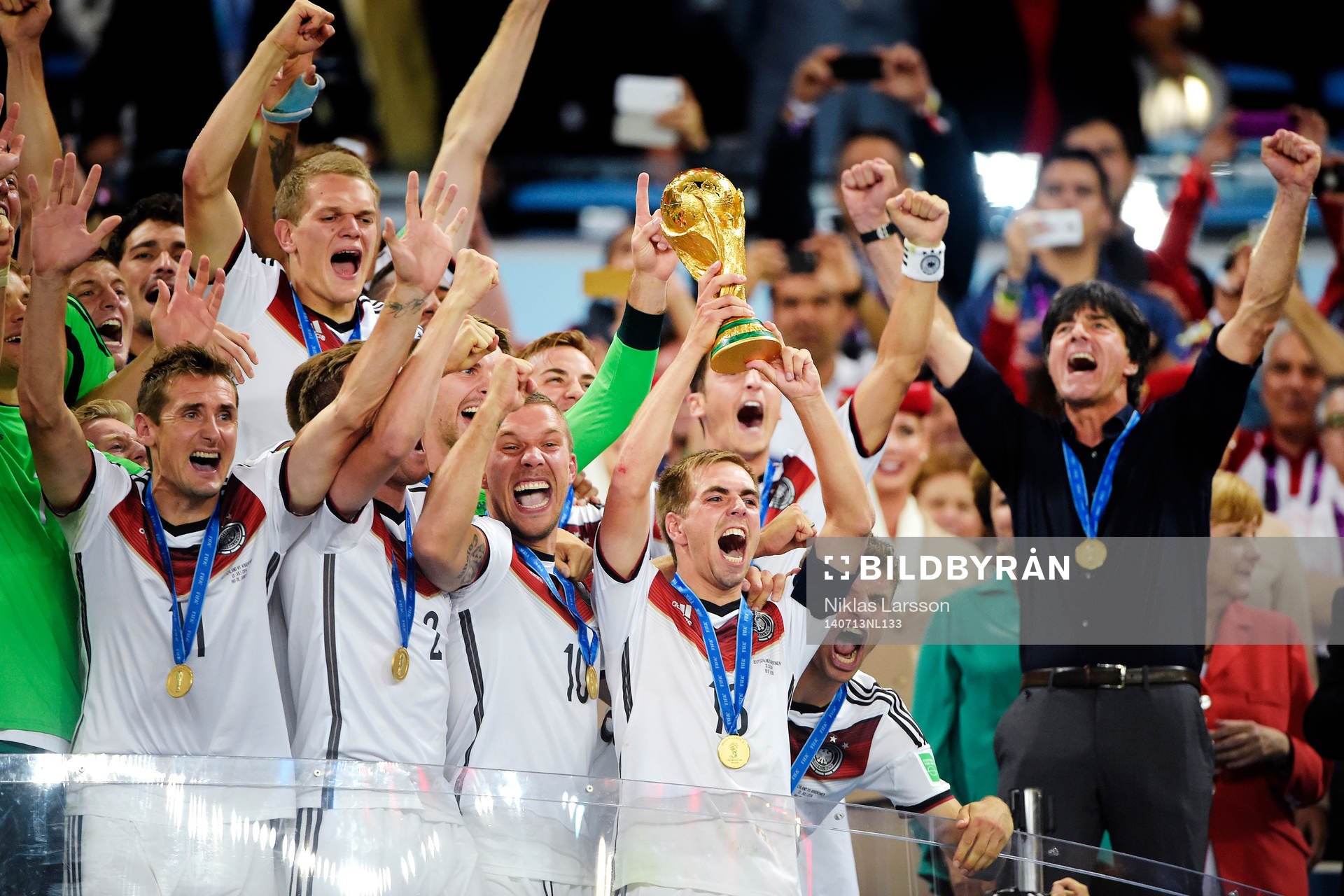 Tysklands lagkapten Philipp Lahm  jublar när han lyfter